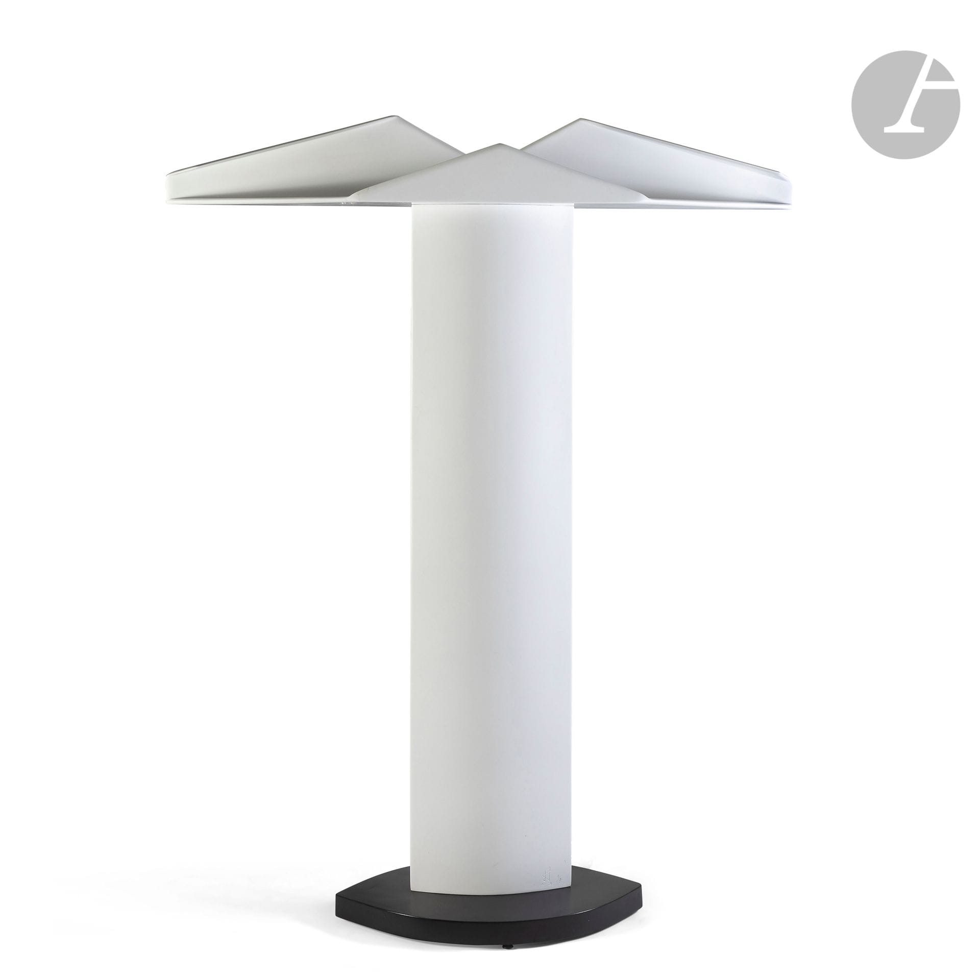 YVES DE LA TOUR D’AUVERGNE (NÉ EN 1927)
Sans titre, épreuve numérotée 1/8
Lampadaire sculpture. Épreuve en poudre de marbre et résine ; noir, blanc. Années 1980-90. Marqué du monogramme de l’artiste et numéroté 1/8 à la base du fût. H. 215 cm – L. 170 cm – P. 50 cm

Provenance :
Succession M. et Mme B., Paris. D’une importante décoration réalisée par Isabelle Hebey dans les années 1980-1990 pour leur appartement du 8e arrondissement.