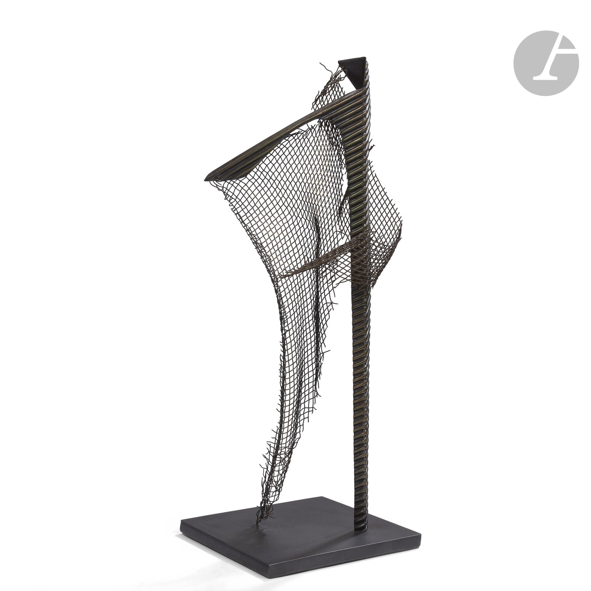 YVES DE LA TOUR D’AUVERGNE (NÉ EN 1927)
Faible brise dans le Golfe de Berbera, 1988 épreuve numérotée 1/1
Sculpture. Bronze, grille de bronze patiné. Monogrammée, datée (19)88 et numérotée 1/1 vers la base.
H. 54 cm

Provenance :
Succession M. et Mme B., Paris. D’une importante décoration réalisée par Isabelle Hebey dans les années 1980-1990 pour leur appartement du 8e arrondissement.