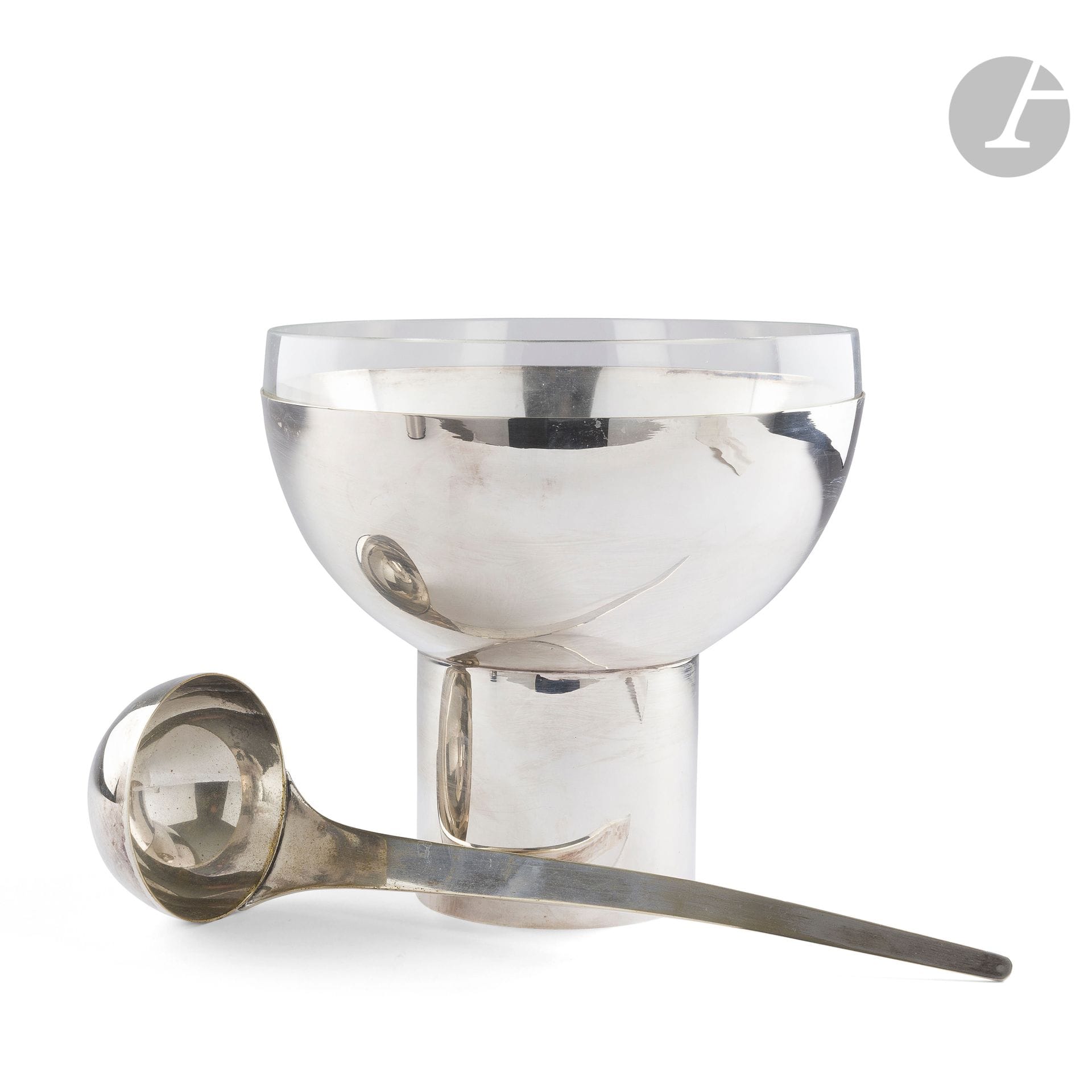 TEGHINI ORFÈVRE IN
FLORENCEPunch
bowl
and its ladle in silver plated metal. The hemispherical bowl resting on a cylindrical foot and receiving a glass cup; the ladle with the moved handle. Bowl : H. 20,5 cm - L. 21 cm - L. ladle : 31 cm
