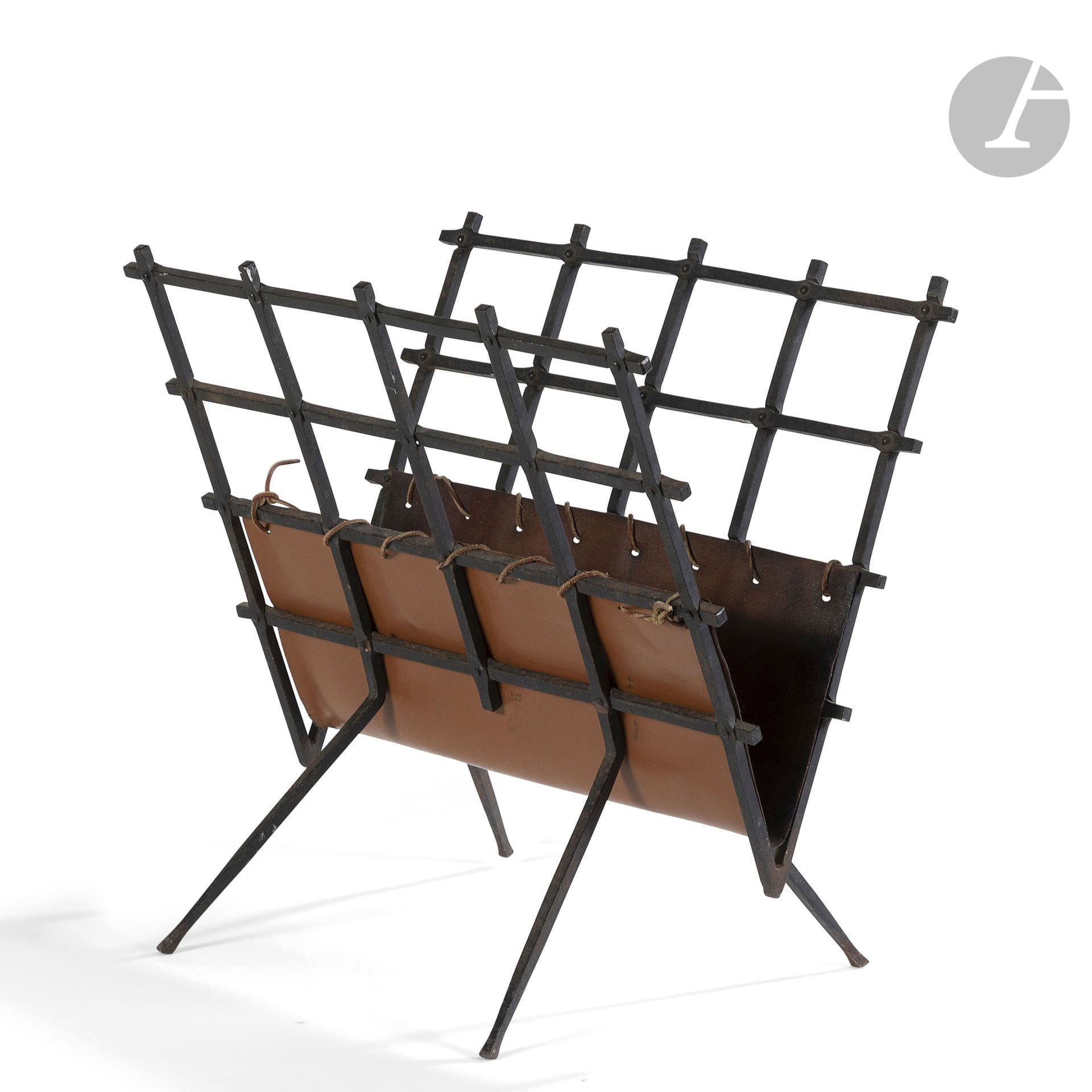 LES ARTISANS DE MAROLLES ET DE LOIR ET CHER – COURTIN & FILS FERRONNIER
Portes revues. La structure en fer forgé patiné ; les assemblages par rivets. Le fond en cuir fauve maintenu par des lanières en cuir. H. 51 cm – L. 51 cm – P. 33 cm