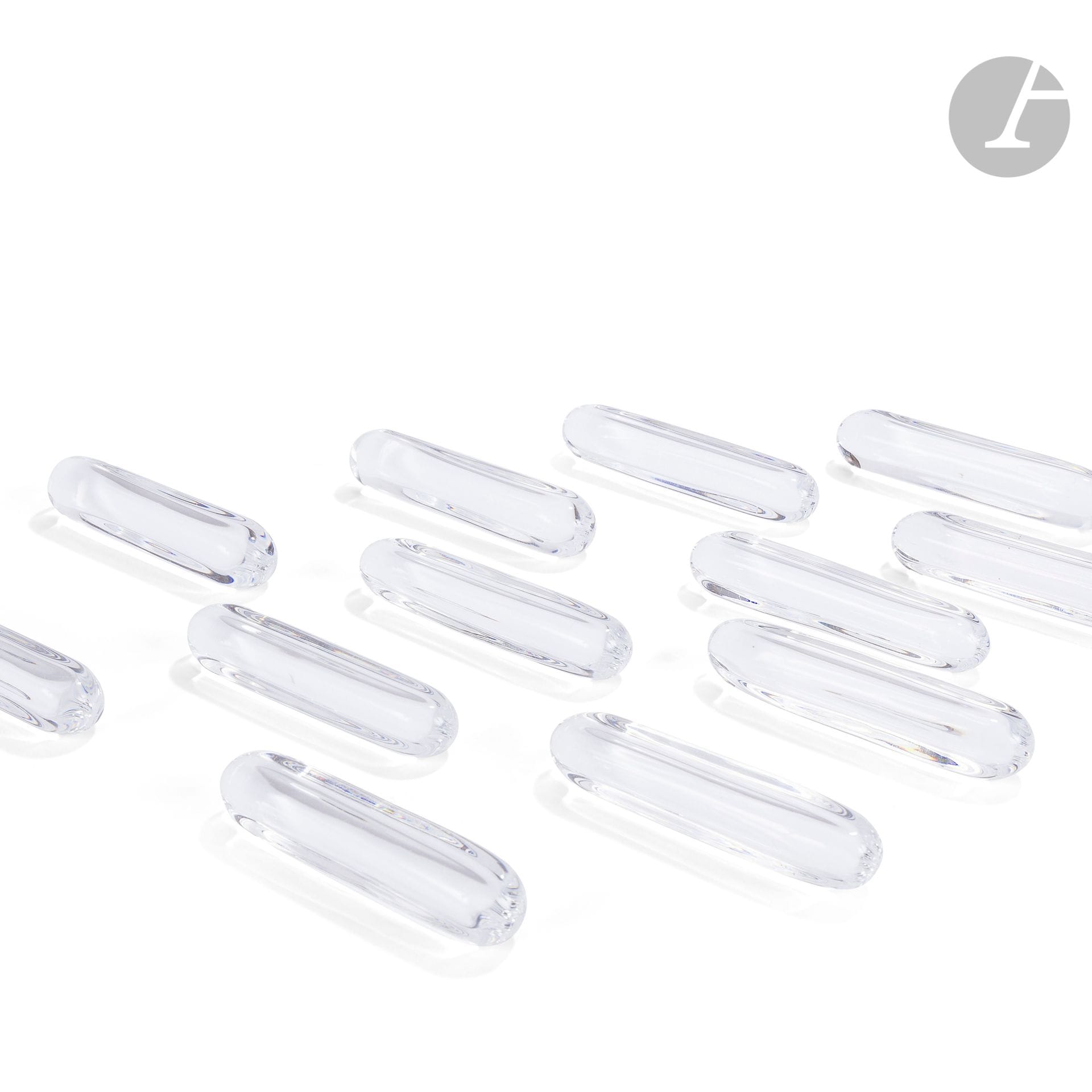 DAUM FRANCESuite
of 12 knife holders. Crystal proofs, sold in their original Daum box. Each signed DAUM France. L. 9 cm
