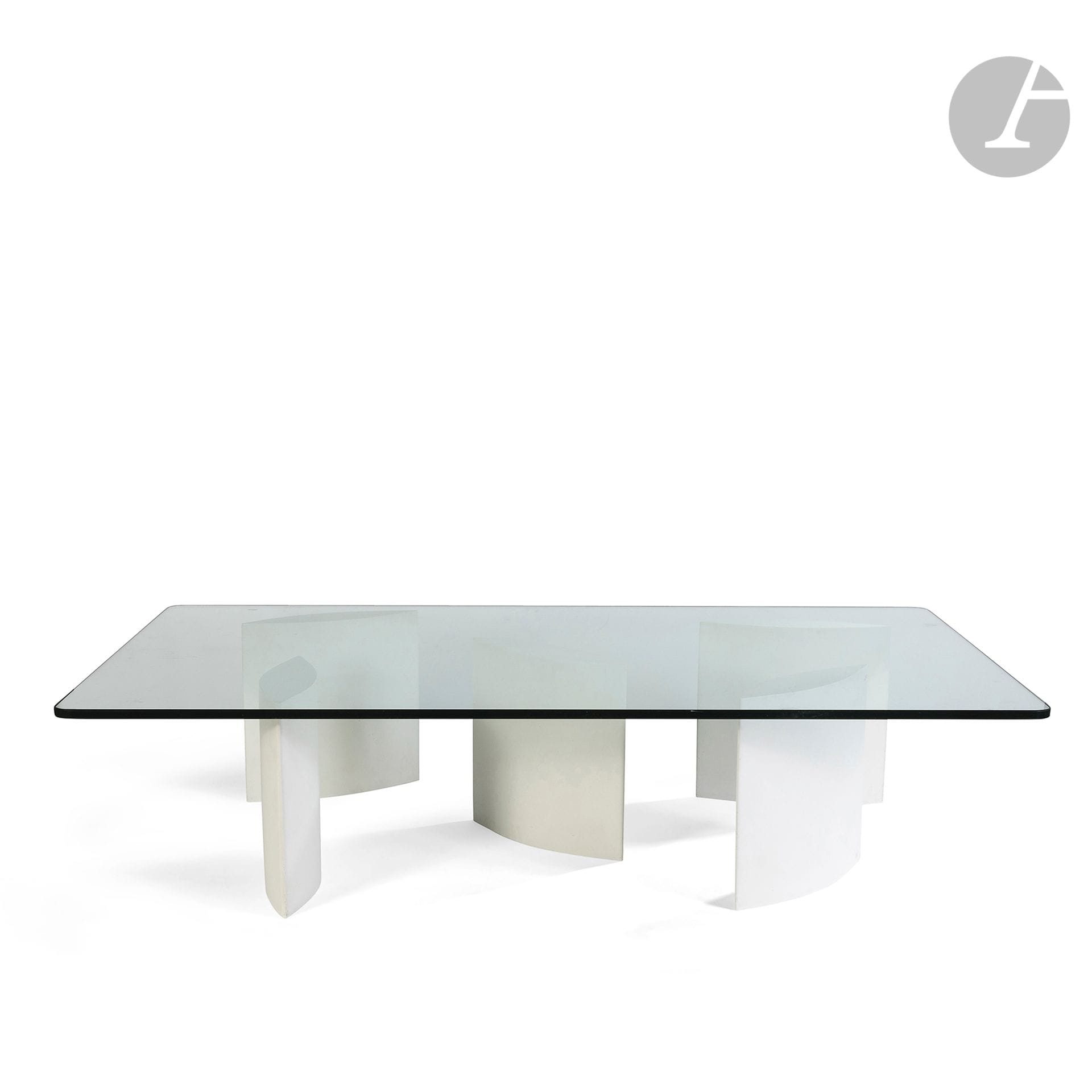 YVES DE LA TOUR D’AUVERGNE (NÉ EN 1927)
Ellipse, circa 1994
Importante table basse. Le piètement constitué de 5 plots elliptiques en poudre de marbre et résine. Le dessus rectangulaire aux angles arrondis en dalle de verre clair. Édition limitée. Chaque pied marqué du monogramme de l’artiste. H. 42 cm – L. 180 cm – L. 110 cm

Provenance :
Succession M. et Mme B., Paris. D’une importante décoration réalisée par Isabelle Hebey dans les années 1980-1990 pour leur appartement du 8e arrondissement.

Bibliographie :
Pierre Daix (textes de) – Yves de la Tour d’Auvergne – Éditions Benteli, Berne, 2000. Une table Ellipse Pise reproduite page 148.