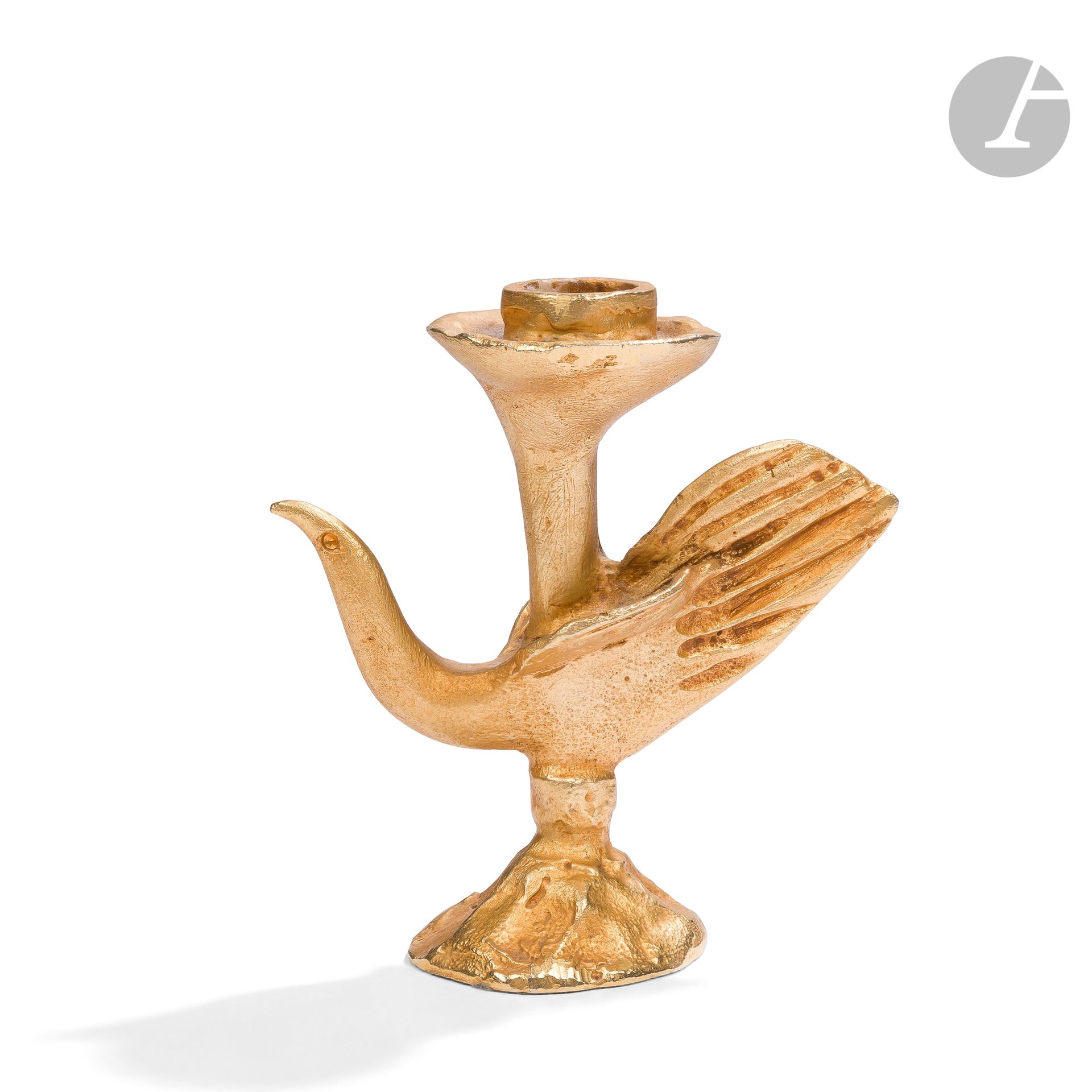 PIERRE CASENOVE (NÉ EN 1943) DESIGNER & FONDICA ÉDITEUR
Oiseau, 1994
Bougeoir. Épreuve en bronze doré, le revers tapissé de feutrine noire. Signé CASENOVE, porte le cachet FONDICA France et daté (19)94 sur la base. H. 14,5 cm – L. 13,7 cm – L. 6 cm