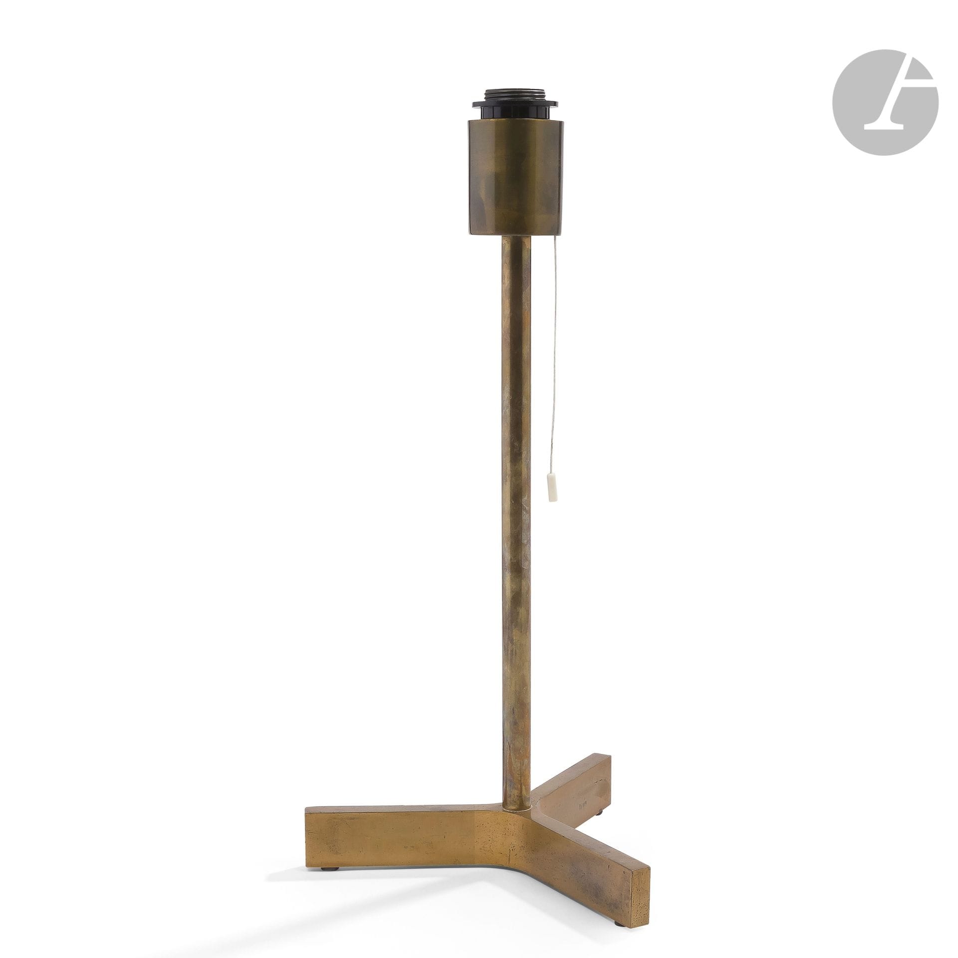 ROGER FATUS (NÉ EN 1926) DESIGNER & DISDEROT ÉDITEUR
Pied de lampe de bureau. Épreuve en bronze et laiton dorés. Oxydations et usures à la dorure. H. 50 cm