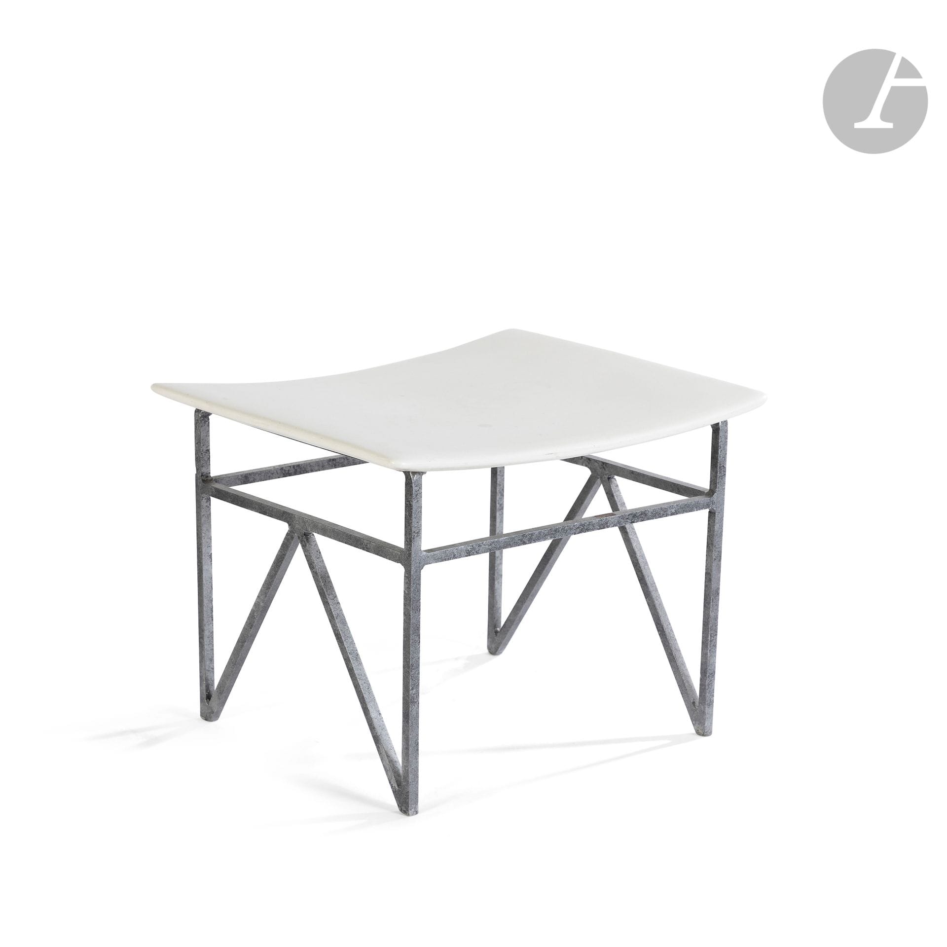 YVES DE LA TOUR D’AUVERGNE (NÉ EN 1927)
Little Satchi, 1989, épreuve numérotée 7
Tabouret. Le piètement en acier inox patiné ; l’assise en poudre de marbre et résine. Marqué du monogramme de l’artiste, datée 1999 et numéroté 7 sous l’assise. H. 30 cm – L. 41 cm – P. 34,5 cm

Provenance :
Succession M. et Mme B., Paris. D’une importante décoration réalisée par Isabelle Hebey dans les années 1980-1990 pour leur appartement du 8e arrondissement.

Bibliographie :
Pierre Daix (textes de) – Yves de la Tour d’Auvergne – Éditions Benteli, Berne, 2000. Un tabouret identique reproduit page 146.