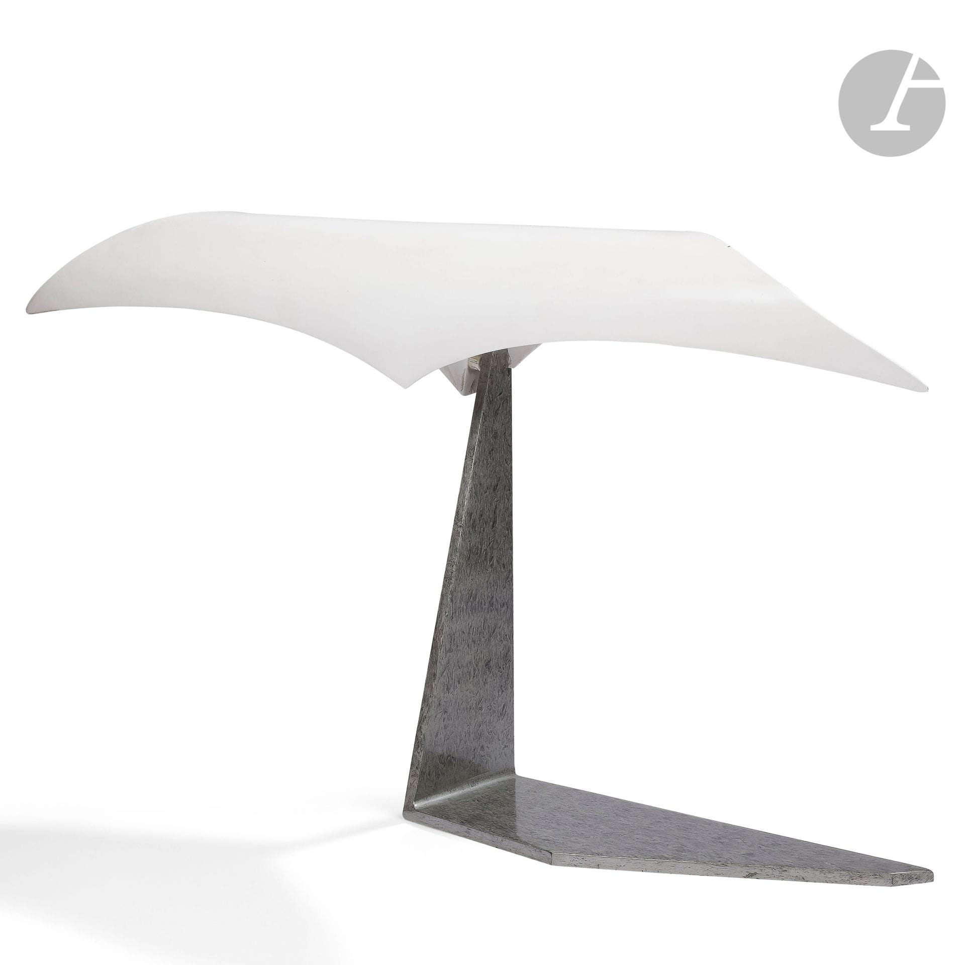 YVES DE LA TOUR D’AUVERGNE (NÉ EN 1927)
Sans titre, circa 1989
Lampe. Le piètement en acier inox patiné argent vieilli ; le réflecteur en métal laqué blanc. L’abat-jour basculant formant interrupteur (à revoir). Édition limitée. H. 41 cm – L. 85 cm

Provenance :
Succession M. et Mme B., Paris. D’une importante décoration réalisée par Isabelle Hebey dans les années 1980-1990 pour leur appartement du 8e arrondissement.

Bibliographie :
Pierre Daix (textes de) – Yves de la Tour d’Auvergne – Éditions Benteli, Berne, 2000. Modèle identique reproduit page 145.