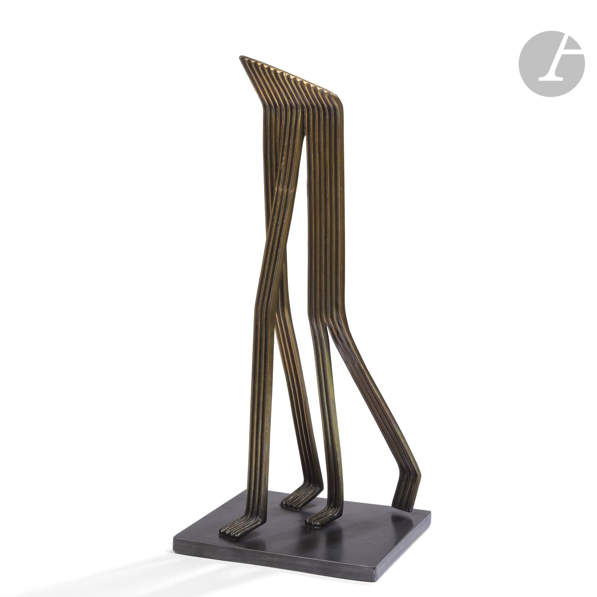 YVES DE LA TOUR D’AUVERGNE (NÉ EN 1927)
Pithécanthrope n°1, 1992, épreuve numérotée 3/3
Sculpture. Bronze à patine mordorée. Monogrammée et numérotée 3/3 vers la base. H. 46 cm

Bibliographie :
Pierre Daix (textes de) – Yves de la Tour d’Auvergne – Éditions Benteli, Berne, 2000. Une œuvre identique reproduite page 104.