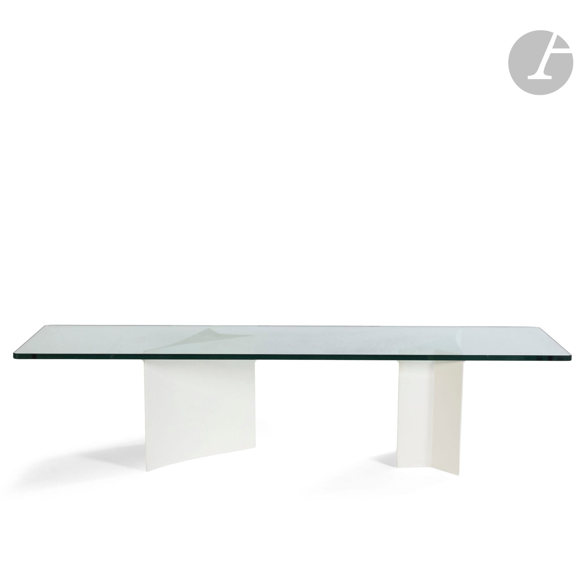 YVES DE LA TOUR D’AUVERGNE (NÉ EN 1927)
Sans titre (flèches), circa 1994
Longue table basse. Le piètement constitué de 2 pieds (têtes de flèche) en poudre de marbre et résine. Le dessus rectangulaire aux angles arrondis en dalle de verre clair. Édition limitée. Un pied marqué du monogramme de l’artiste. H. 42 cm – L. 180 cm – L. 50 cm

Provenance :
Succession M. et Mme B., Paris. D’une importante décoration réalisée par Isabelle Hebey dans les années 1980-1990 pour leur appartement du 8e arrondissement.