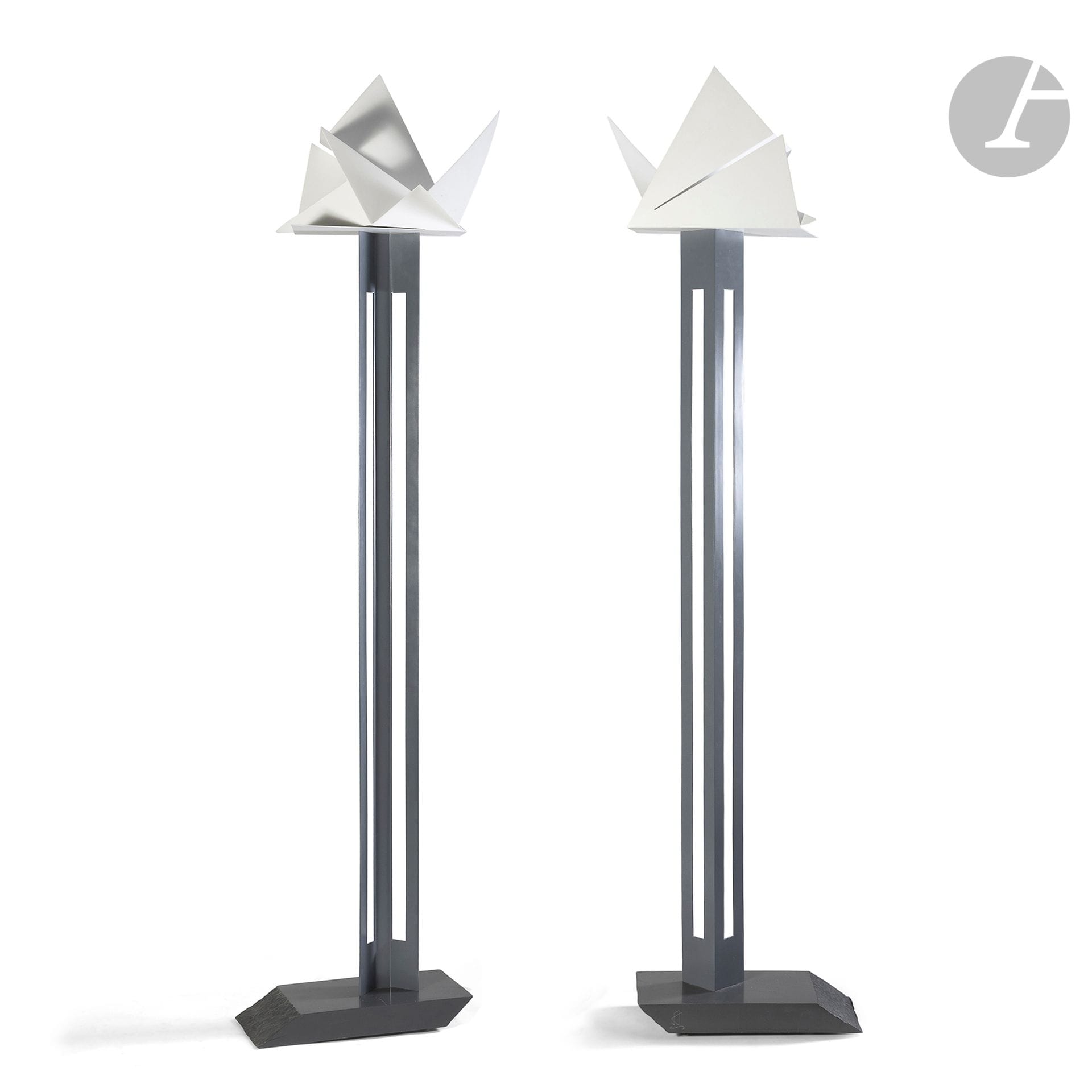 YVES DE LA TOUR D’AUVERGNE (NÉ EN 1927)
Roma, 1985, une des épreuves numérotée 8/8
Paire de lampadaires. Épreuves en métal laqué gris, métal laqué blanc ; les bases en poudre de marbre et résine évoquant le marbre gris. Chacun marqué du monogramme de l’artiste, l’un numéroté 8/8 sur la base. H. 248 cm

Provenance :
Succession M. et Mme B., Paris. D’une importante décoration réalisée par Isabelle Hebey dans les années 1980-1990 pour leur appartement du 8e arrondissement.

Bibliographie :
Pierre Daix (textes de) – Yves de la Tour d’Auvergne – Éditions Benteli, Berne, 2000. Un lampadaire identique reproduit page 157.