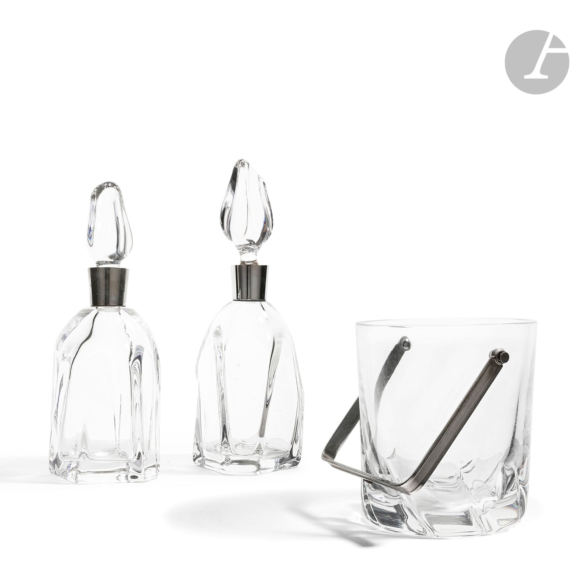 DAUM FRANCE - 3 WORKSTwo
decanters and a Champagne bucket. Proofs in crystal way hot modelling. The rings of the decanter and the handle of the Champagne bucket in metal. Each piece marked DAUM at the point. H. carafes : 28,5 cm & 31 cm - H. bucket : 19,5
cmA two-light crystal candelabra signed DAUM is attached. H. 24,5 cm

