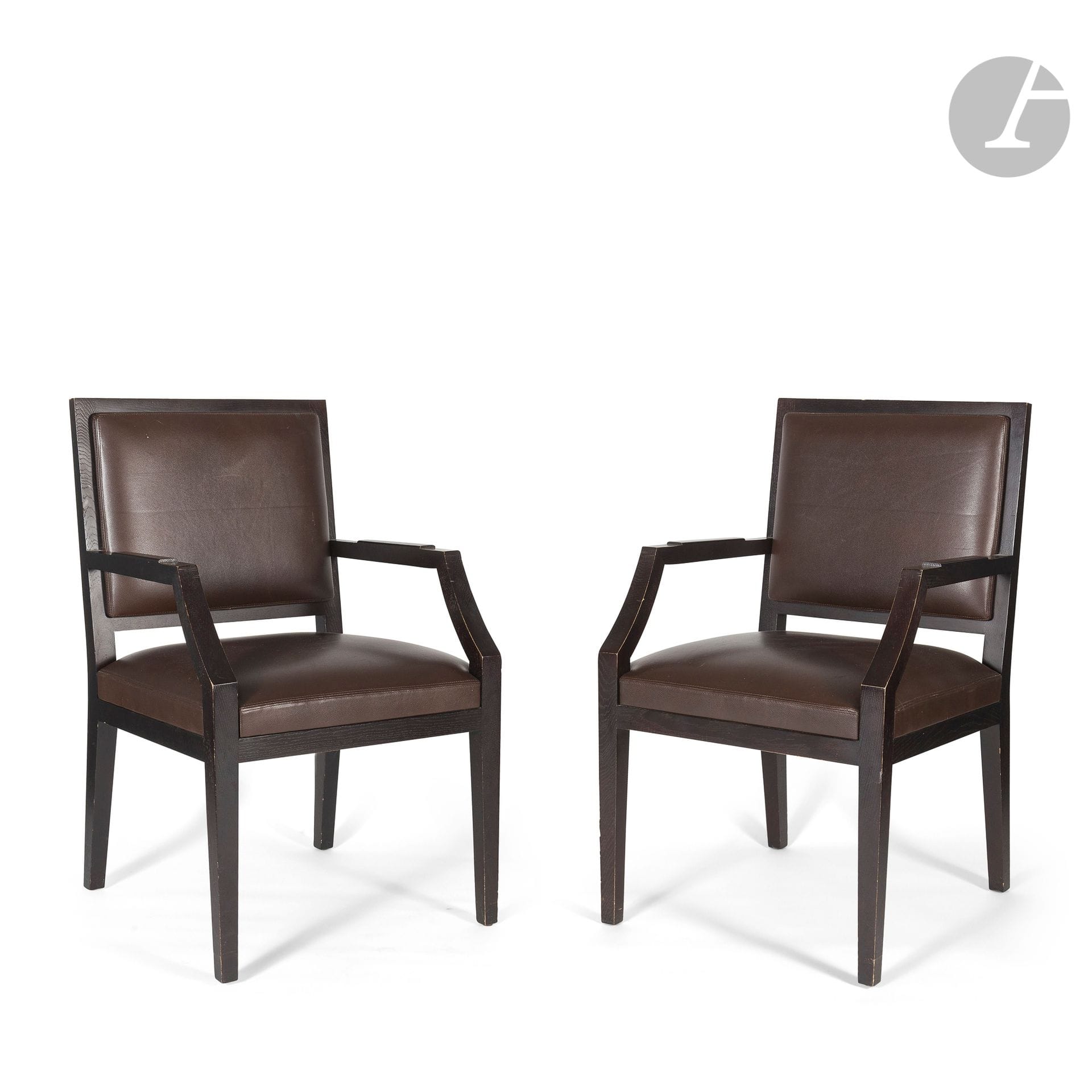 CHRISTIAN LIAIGRE (NÉ EN 1943)
Louis XVI
Paire de fauteuils néoclassiques de type Bridge. Les fûts en chêne teinté brun ; les pieds en gaine, les manchettes d’accotoir en ressaut. Tapisseries de cuir brun. État d’usage. H. 90 cm – L. 54 cm – P. 59 cm