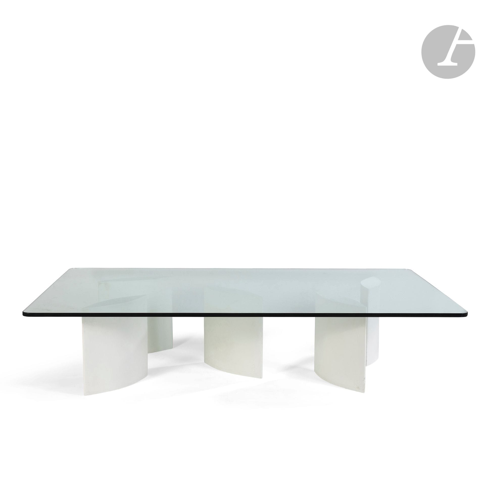 YVES DE LA TOUR D’AUVERGNE (NÉ EN 1927)
Ellipse, circa 1994
Importante table basse. Le piètement constitué de 5 plots elliptiques en poudre de marbre et résine. Le dessus rectangulaire aux angles arrondis en dalle de verre clair. Édition limitée. Quatre pieds marqués du monogramme de l’artiste. H. 42 cm – L. 200 cm – L. 130 cm

Provenance :
Succession M. et Mme B., Paris. D’une importante décoration réalisée par Isabelle Hebey dans les années 1980-1990 pour leur appartement du 8e arrondissement.

Bibliographie :
Pierre Daix (textes de) – Yves de la Tour d’Auvergne – Éditions Benteli, Berne, 2000. Une table Ellipse Pise reproduite page 148.