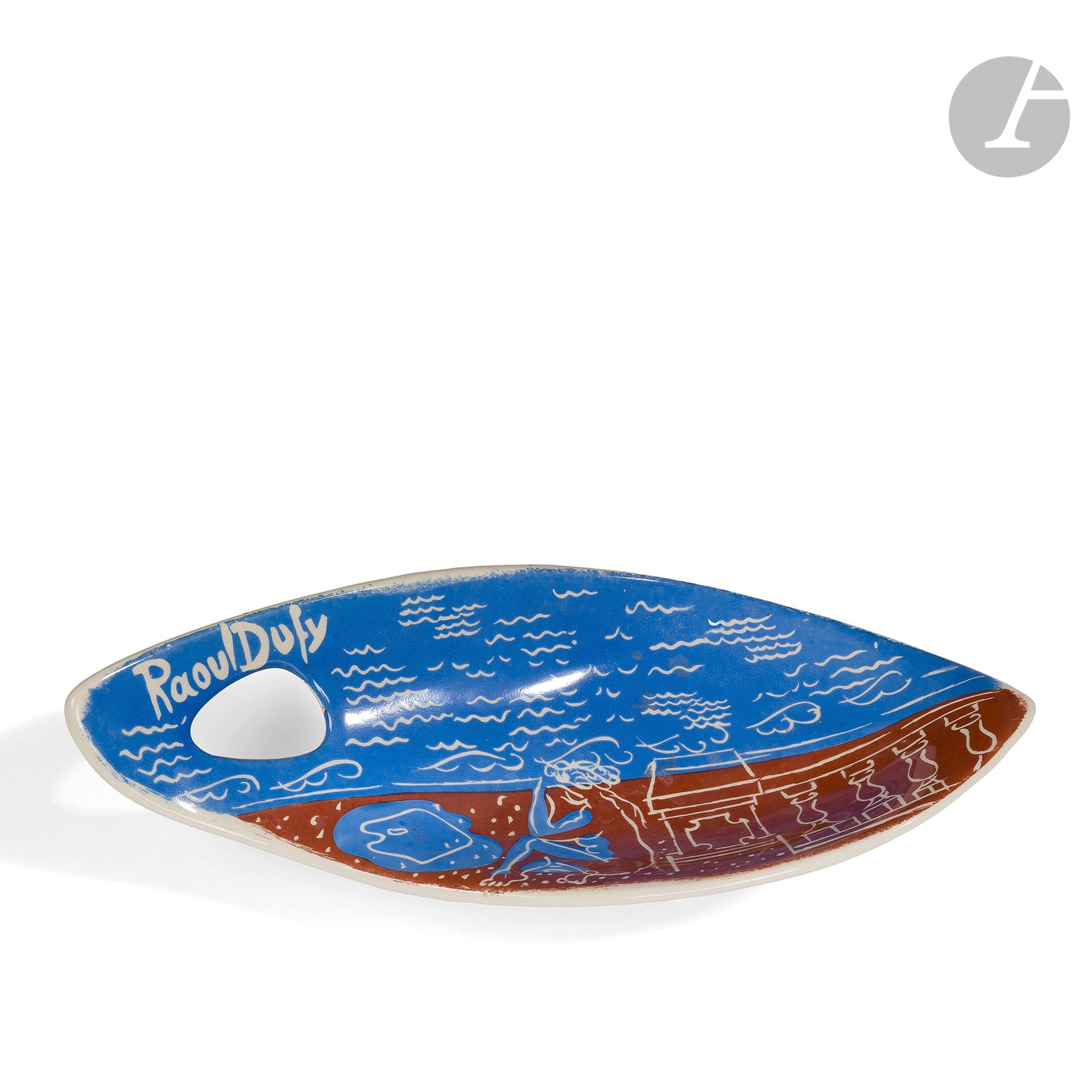D’APRÈS RAOUL DUFY (1877-1953) & PIERRE DE TARTAS ÉDITEUR
Bord de mer, épreuve N° 35/50
Coupe allongée de forme libre, à l’évocation d’une palette de peintre. Épreuve en céramique émaillée beige au décor titre traité polychrome. Marquée Raoul Dufy dans le décor, inscrite Pierre de TARTAS Éditeur d’Art Marthe La Chambre Décor main et numérotée 35/50 au revers. H. 9 cm – L. 30,5 cm – P. 13 cm