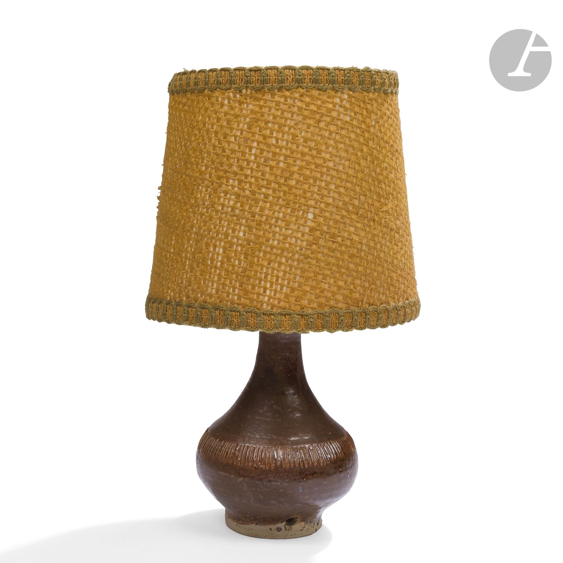 ANNIE MAUME (NÉE EN 1945) - CHER
Pied de lampe balustre. Épreuve en grès partiellement émaillé ; la panse scarifiée. Vendu avec un abat-jour. Signée MAUME vers la base. H. céramique seule : 17 cm