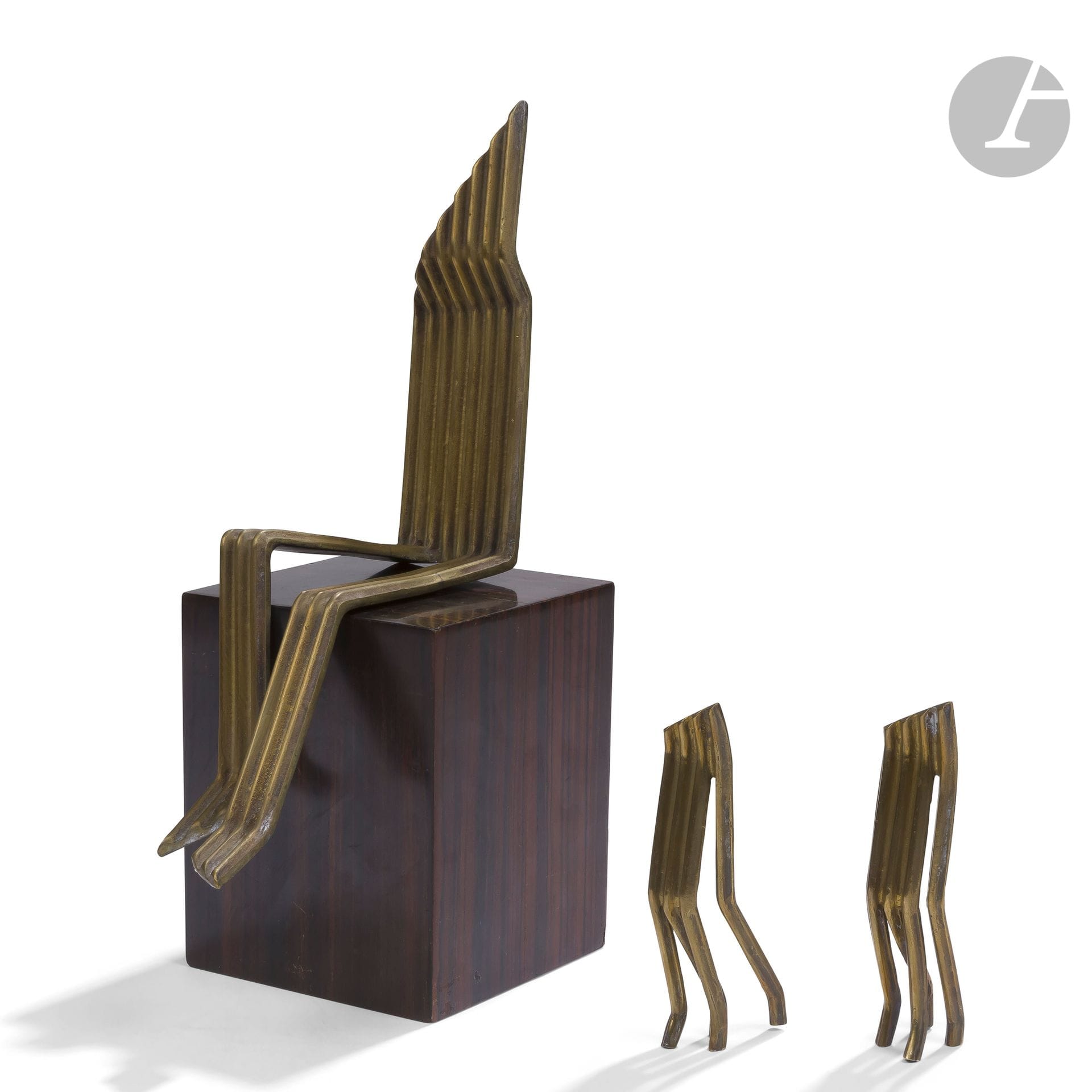 YVES DE LA TOUR D’AUVERGNE (NÉ EN 1927)
Pithécanthrope n°7 et Sans titre, la grande épreuve numérotée 3/3
Groupe composé de 3 éléments. Épreuves en bronze à patine mordorée. La grande pièce monogrammée et numérotée 3/3 à l’arrière. H. 13 cm et 28 cm

Bibliographie :
Pierre Daix (textes de) – Yves de la Tour d’Auvergne – Éditions Benteli, Berne, 2000. Une œuvre identique à la grande sculpture reproduite page 110.