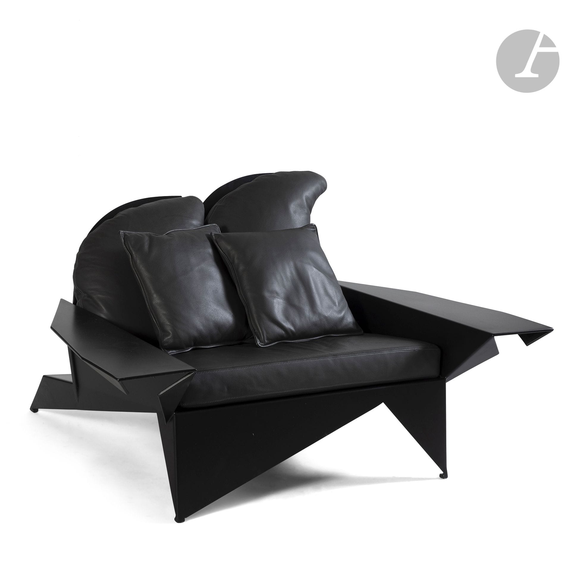 YVES DE LA TOUR D’AUVERGNE (NÉ EN 1927)
Simhäsana, 1992, épreuve numérotée G1/8
Fauteuil de salon. Épreuve en métal laqué époxy noir. Les coussins du dossier et de l’assise tapissés de cuir anthracite d’origine. Marqué du monogramme de l’artiste à l’intérieur d’un pied, daté 1992 et numéroté G1/8 au revers. H. 67 cm – L. 126 cm – P. 108 cm 

Provenance :
Succession M. et Mme B., Paris. D’une importante décoration réalisée par Isabelle Hebey dans les années 1980-1990 pour leur appartement du 8e arrondissement.

Bibliographie :
Pierre Daix (textes de) – Yves de la Tour d’Auvergne – Éditions Benteli, Berne, 2000. Un fauteuil identique reproduit page 140.