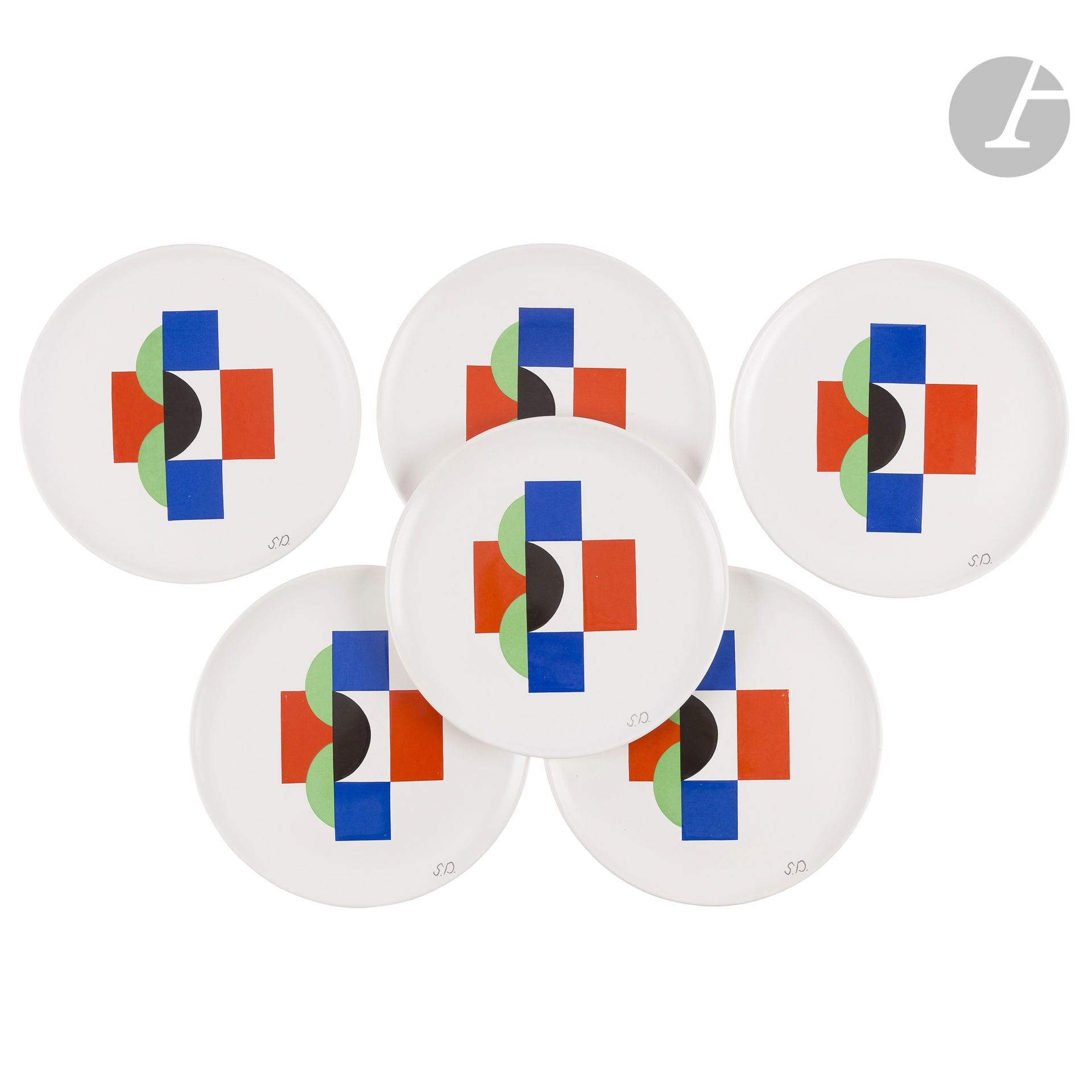 SONIA DELAUNAY (1885-1979) (D’APRÈS UN CARTON DE) & ARTCURIAL PARIS ÉDITEUR 
Sonia (Simultané)
Suite de 6 assiettes et un grand plat. Épreuves en faïence (de Moustiers) ; les décors polychromes. Coffret d’origine avec l’étiquette polychrome Sonia DELAUNAY. Chaque pièce monogrammée S. D. sur l’avers et marquée Sonia DELAUNAY – Sonia – ARTCURIAL Paris - Moustiers France au revers. D. assiettes : 24,5 cm – D. plat : 33 cm

On y joint :
ARTCURIAL PARIS ÉDITEUR
Suite de 6 grande sous-assiettes. Épreuves en faïence émaillée bleu. Coffret d’origine marqué ARTCURIAL – Centre d’art plastique contemporain. Chaque pièce marquée ARTCURIAL Paris – Moustiers France au revers. D. 28 cm