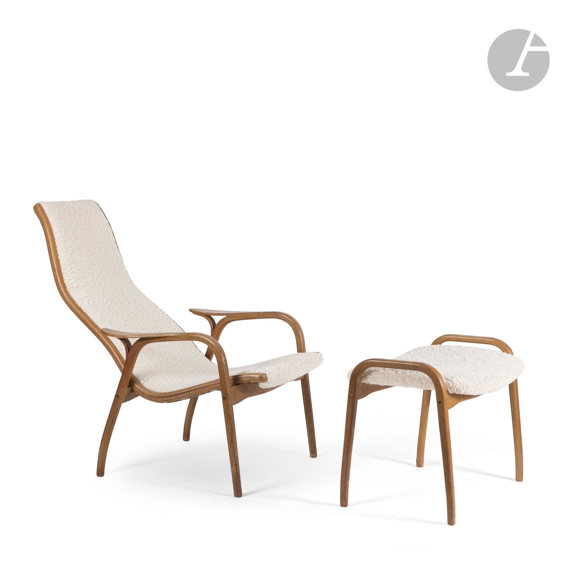 YNGVE EKSTRÖM (1913-1988) DESIGNER & SWEDESE ÉDITEUR
Lamino, le modèle conçu en [1952]
Fauteuil ergonomique et son bout de pieds. Épreuves en hêtre lamellé-collé. La tapisserie façon bouclette. État d’usage, des parties lamellées décollées. Chaque siège marqué du tampon SWEDESE Yngve EKSTRÖM Design Made in Sweden au revers. Fauteuil : H. 93 cm – L. 93 cm – P. 69 cm - Ottoman : H. 48 cm – L. 60 cm – L. 45 cm