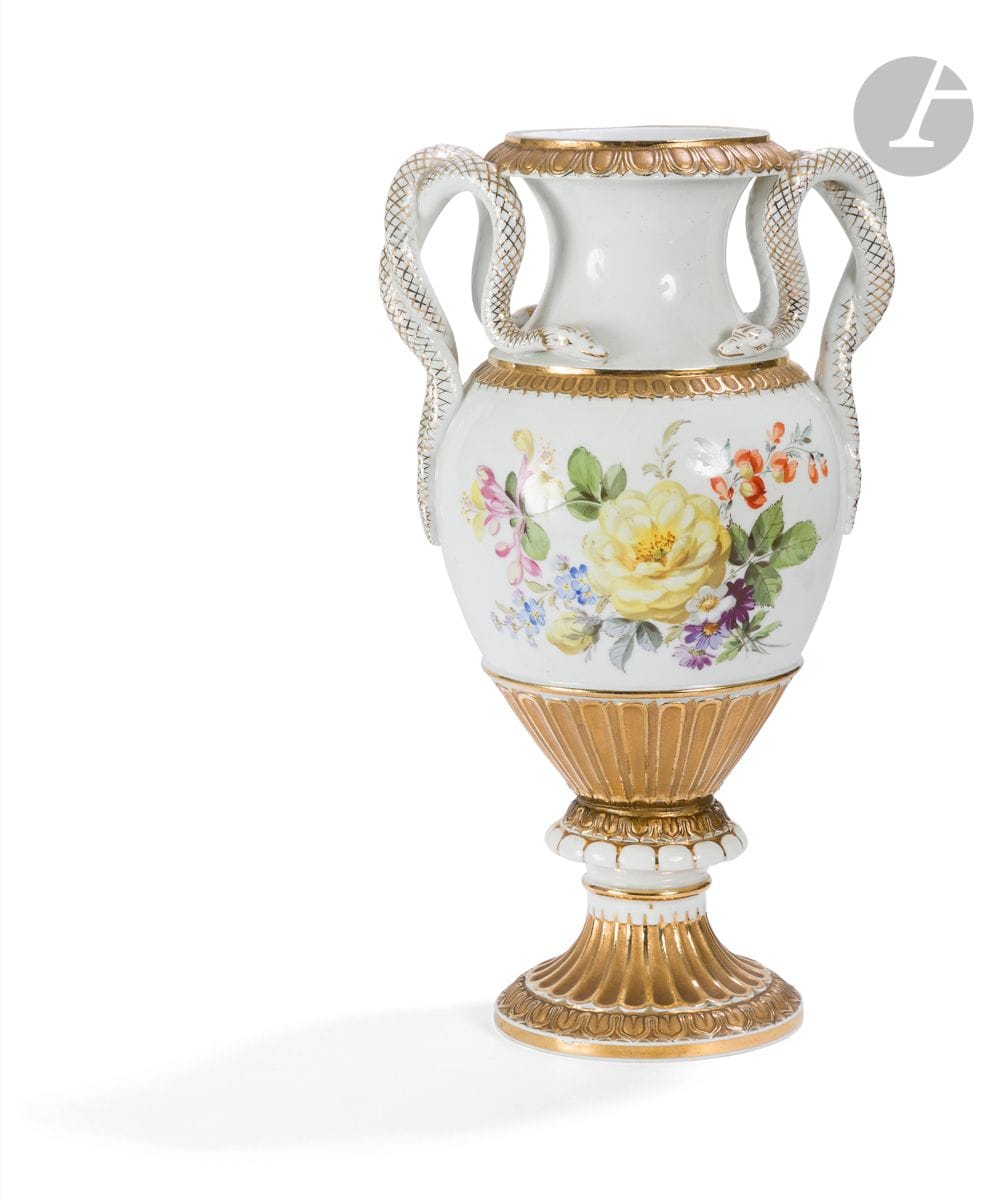Meissen 
Vase de forme balustre en porcelaine muni d’anses en forme de serpent, à décor polychrome de bouquets de fleurs, la base cannelée à fond or.
Marqué : épées croisées en bleu.
XXe siècle.
H : 28 cm