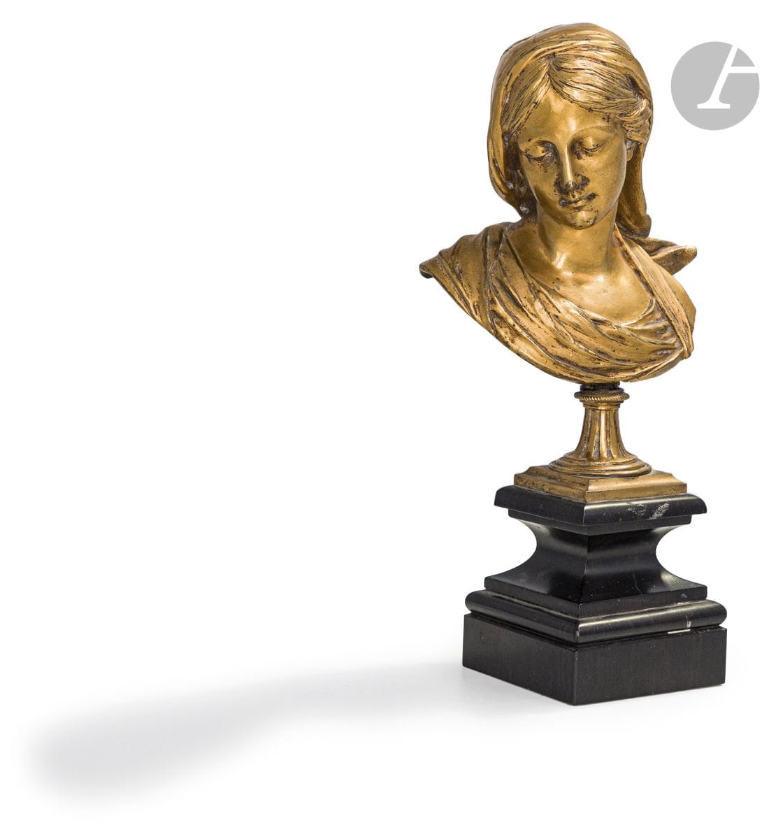 École française du XVIIIe siècle d’après François Duquesnoy (1597-1643)
Buste de la Vierge
Bronze doré 
H : 15 cm (buste), avec piédouche H : 21 cm ; socle H : 8,7 cm 
Usures, probablement remonté postérieurement 

Œuvres en rapport : 
- François Duquesnoy, Buste de la Vierge, bronze, H : 20,5 cm, Londres, Victoria & Albert Museum, inv. A.84-1956 ;
- François Duquesnoy, Buste de la Vierge, bronze, H : 18,5 cm, Copenhague, Statens Museum for Kunst, inv. 5556. 

Littérature en rapport : 
Marion Boudon-Machuel, François du Quesnoy (1597-1643), Paris, Arthena, 2005, pp. 217-223.

Ce buste de la Vierge est réalisé en pendant avec un buste du Christ enfant par François Duquesnoy. Les terres cuites originales, utilisées pour la fonte en argent, appartenaient au cardinal Francesco Barberini ; les modèles du sculpteur sont aujourd’hui connus grâce aux nombreux exemplaires en bronze. L’expression et l’attitude de la Vierge peuvent être rapprochées de celles du Buste de la Sainte Suzanne réalisé entre 1633 et 1635.