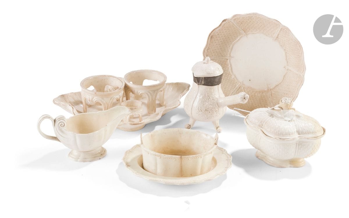 Pont-aux-Choux et Est de la France
Lot de faïence fine comprenant un porte-huilier ovale à bord contourné, un sucrier quadrilobé couvert, une cafetière couverte, une saucière ovale, un beurrier ovale, un plateau d’écuelle rond.
XVIIIe siècle. 
Restauration au couvercle du sucrier, quelques éclats.
