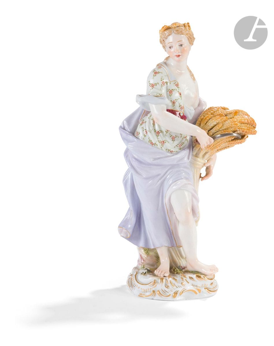 Meissen 
Statuette représentant une jeune femme allégorie de l’Eté tenant une gerbe de blé, à décor polychrome et or.
Marquée : épées croisées en bleu.
Fin du XIXe siècle. 
H : 19 cm
Petits éclats à la couronne.