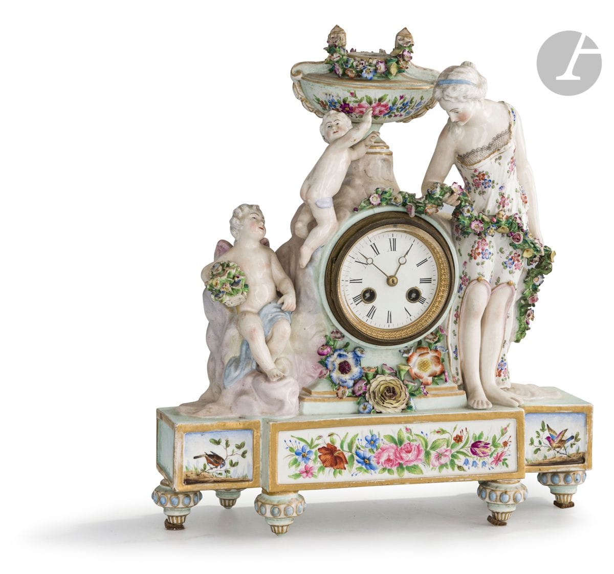 Paris
Une pendule et un flambeau en porcelaine dans le style de Meissen ornés de femmes et enfants tenant des guirlandes de fleurs et à décor polychrome de bouquets de fleurs.
Marque apocryphe de Meissen. 
Fin du XIXe siècle.
H : 36 cm et 45 cm
Accidents et manques.