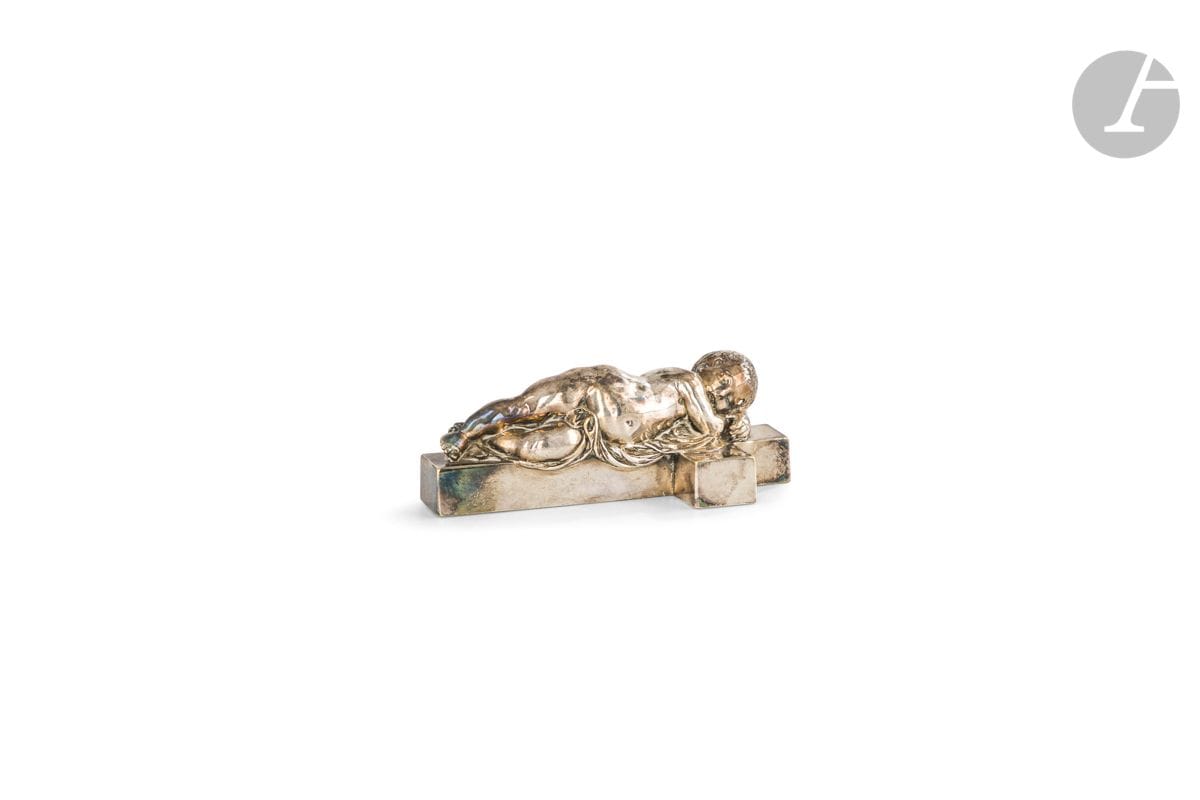 
Lucien Madrassi (1881-1956) ou Luca Madrassi (1848-1919)

Enfant Jésus allongé sur la croix

Métal argenté

Signé et situé « L. Madrassi Paris »

14 x 7 cm

Si les travaux de Jules Sohn en tant que sculpteur sont peu documentés, on retrouve la trace de cet intéressant personnage par le biais du catalogue de L’Exposition de l’industrie française en 1844. En effet, au-delà de ses travaux artistiques, il bénéficie d’un brevet de Louis-Philippe pour l’invention du plâtre stéarique. Ce procédé consiste à plonger une sculpture en plâtre dans un bain de stéarine conférant ainsi à l’objet une forte résistance et un aspect qui le rapproche des couleurs et du poli du marbre. Il ouvre vraisemblablement un atelier au numéro 2 de la place de la Madeleine et collabore régulièrement avec le sculpteur Jean-Pierre Dantan (1800-1869). Il est attesté qu’en 1844 Jules Sohn travaille pour les autorités artistiques bavaroises et l’ensemble des œuvres ici présentées proviennent de la collection Maximilien Joseph, duc en Bavière (1808-1888).
