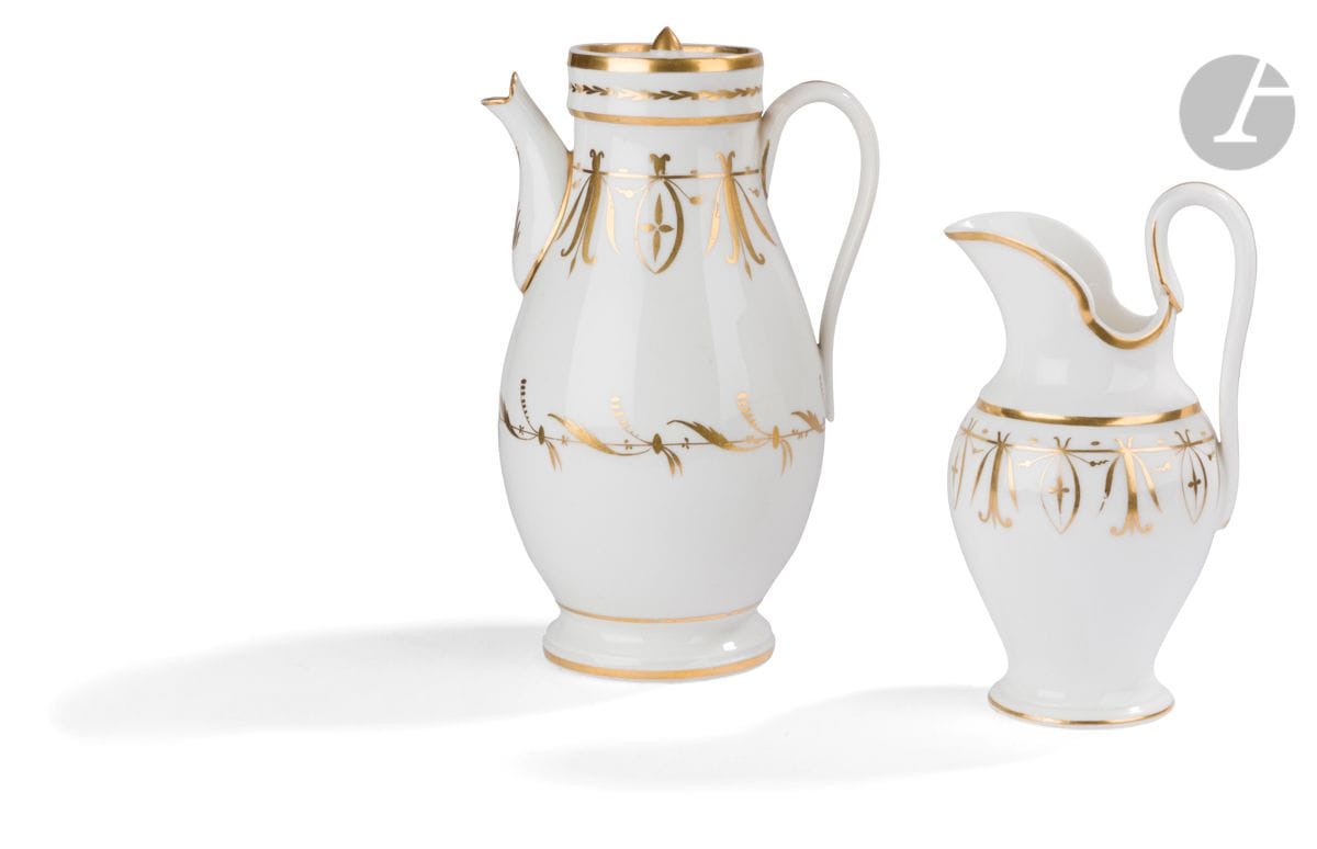 Paris
Une cafetière couverte et un pot à lait en porcelaine à décor en or de feuillage stylisé.
Marqués : manufacture de Locré.
Premier tiers du XIXe siècle. 
H : 26 cm et 21 cm