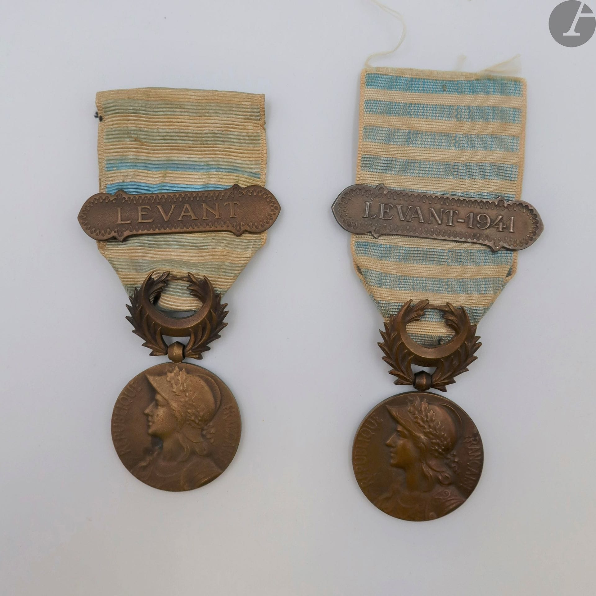 FRANCE 
MÉDAILLE DU LEVANT (1922)
Deux médailles en bronze :
- patine foncée. Poinçon de la Monnaie au revers. Ruban à agrafe dans le goût oriental « levant – 1941 ».
- poinçon de la Monnaie sur la tranche. Ruban insolé à agrafe dans le goût oriental « levant ».
28 mm
T.T.B.