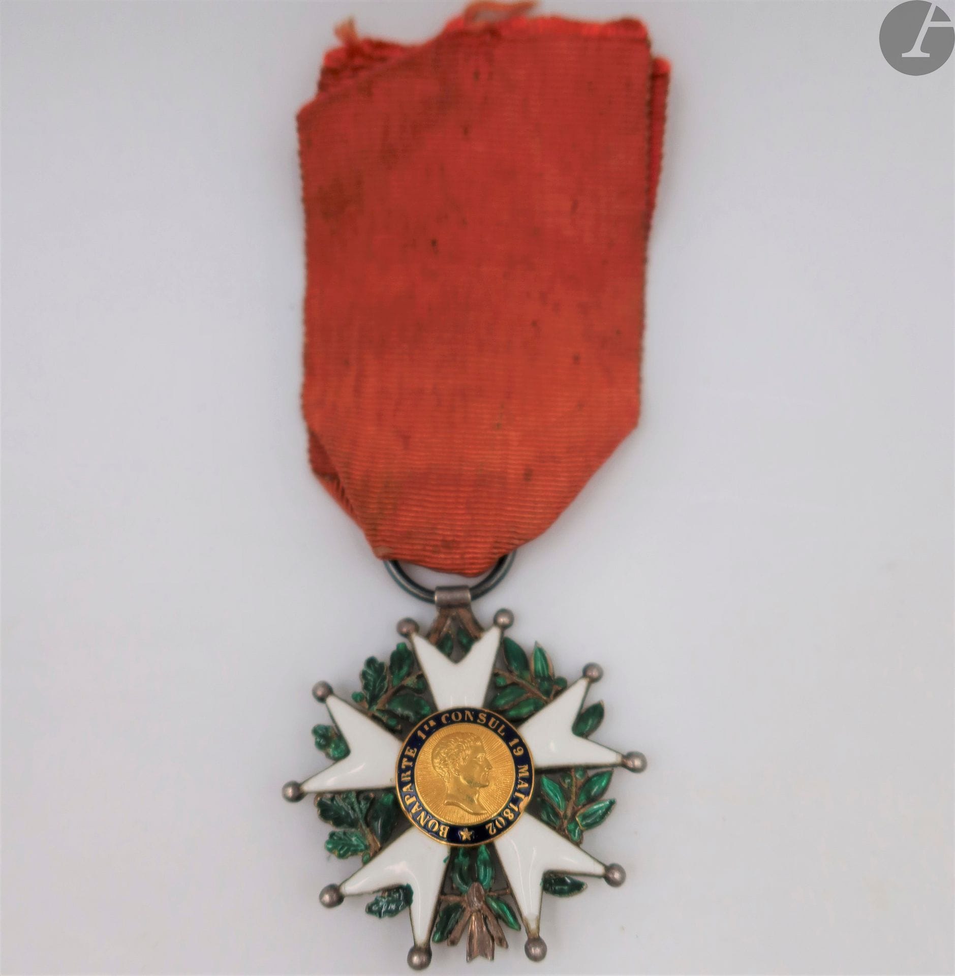 FRANCE 
ORDRE DE LA LÉGION D’HONNEUR, institué en 1802. 
Étoile de chevalier d’époque IIe République, légèrement réduite. 
En argent, centres en or émaillé (petits éclats) au profil du Premier Consul et aux drapeaux entrecroisés. Poinçon tête de sanglier. Ruban ancien. 
38 mm - Poids brut : 12,1 g
T.B. à T.T.B.