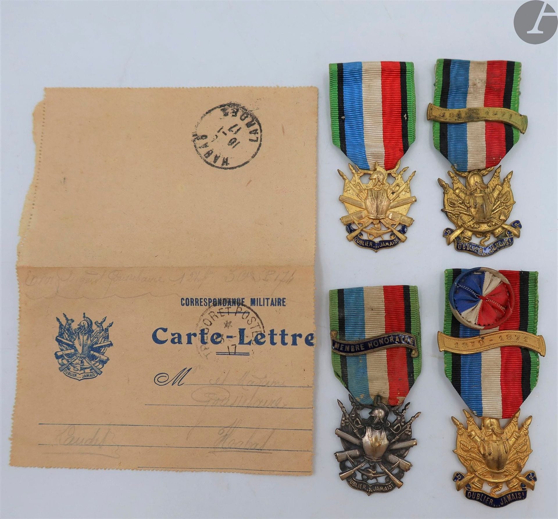 FRANCE 
SOCIÉTÉ NATIONALE DE RETRAITES DES VÉTÉRANS DES ARMÉES DE TERRE ET DE MER (1870-1871)
Quatre insignes de la société :
- un en métal doré et émaillé. Ruban à rosette, agrafe dorée « 1870-1871 » et boutonnière marquée de GATTY. 
- un en métal doré et émaillé. Ruban à agrafe dorée « 1870-1871 ». 
- un en métal doré et émaillé. Ruban à boutonnière marquée de la Maison Arthus Bertrand & Béranger. 
- un en métal argenté. Ruban à agrafe émaillée de « Membre honoraire » et boutonnière marquée de la Maison Arthus Bertrand & Béranger. 
On y joint une carte lettre de 1917 ornée de l’insigne de la société.
T.T.B.