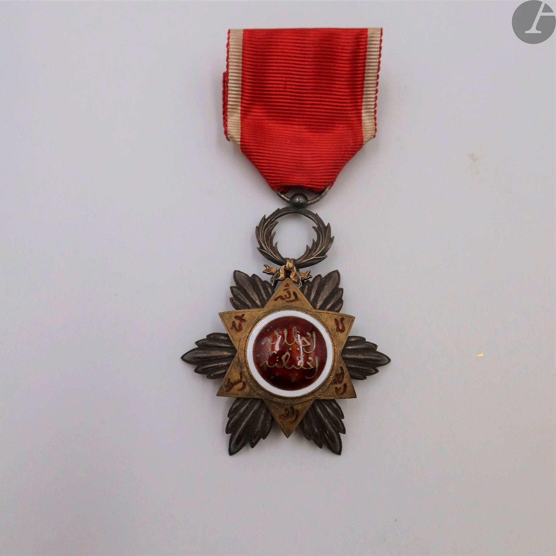 MAROC 
ORDRE DU OUISSAM HAFIDIEN, créé en 1910.  
Étoile de chevalier. 
En argent, vermeil et émail. Poinçon tête de sanglier. Ruban. 
Revers gravé « Arthus Bertrand & C 46 rue de Rennes Paris ». Ruban. 
63 x 45 mm - Poids brut : 24,3 g
T.T.B. (Infime éclat).
