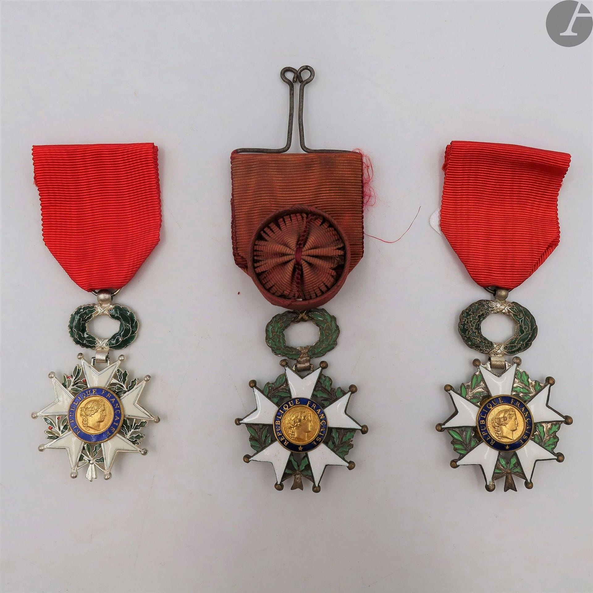 FRANCE 
ORDRE DE LA LÉGION D’HONNEUR, institué en 1802.
Trois étoiles de chevalier, deux d’époque IVe République et une Ve République.  
En métal argenté et émail. Rubans (un d’officier).
T.T.B.