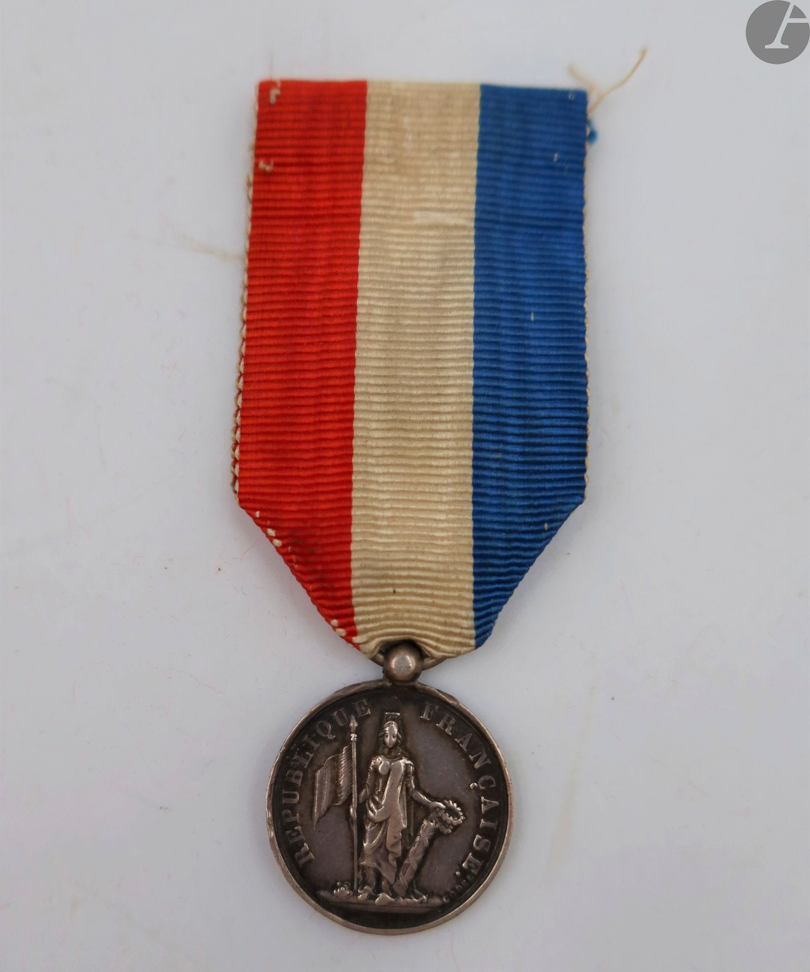 FRANCE 
MÉDAILLE DES BLESSÉS (RÉVOLUTION DE 1848) 
Médaille par Godel, en argent. Avers à l’allégorie de la République. Revers marqué « blessé pour la liberté – 22.23.24 février 1848 », avec attribution gravée « l.c boucher » ou « rouchet ». 
Bélière boule. Anneau cassé. Ruban tricolore. 
20 mm - Poids brut : 5,2 g
T.T.B.