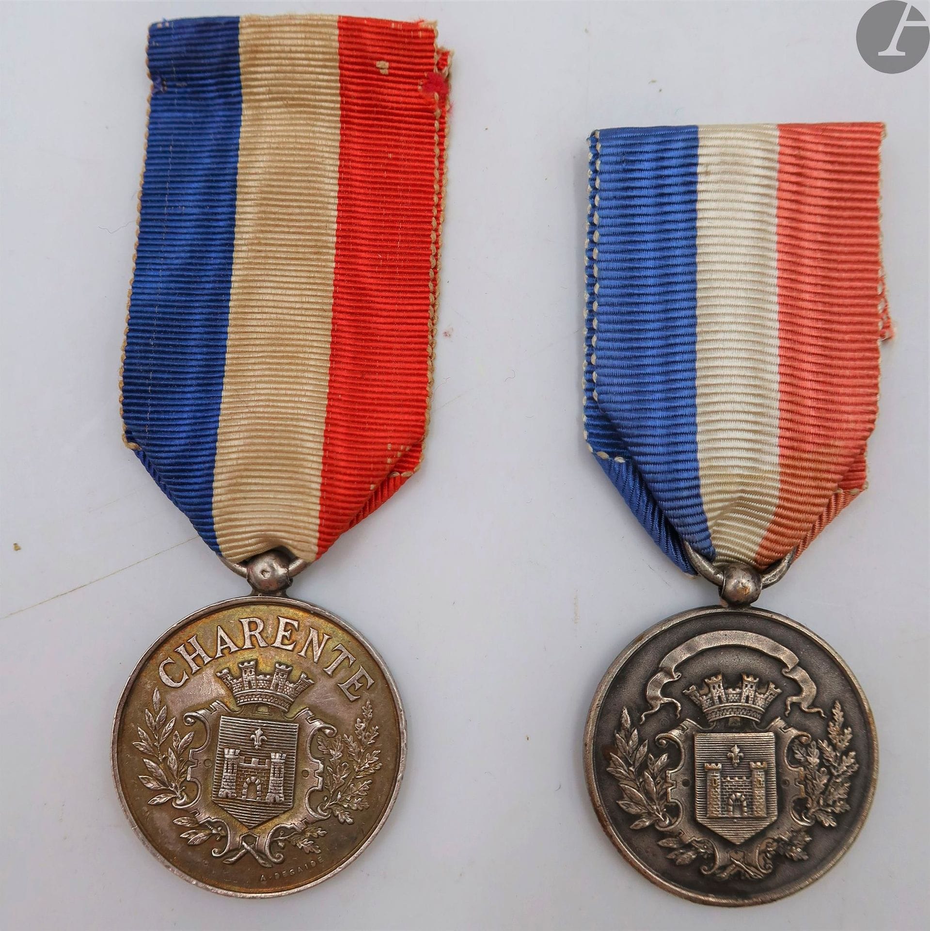 ANCIENS COMBATTANTS 
Deux médailles de l’union fraternelle des anciens militaires des armées de terre et de mer de Charente :
- une en argent, signée Desaide. Poinçon tête de sanglier, d’orfèvre et « argent » sur la tranche. Avers aux armes d’Angoulême marqué « CHARENTE ».
- une en métal argenté, non signée. Avers aux armes d’Angoulême.
Rubans tricolores. 
T.T.B. à SUP.