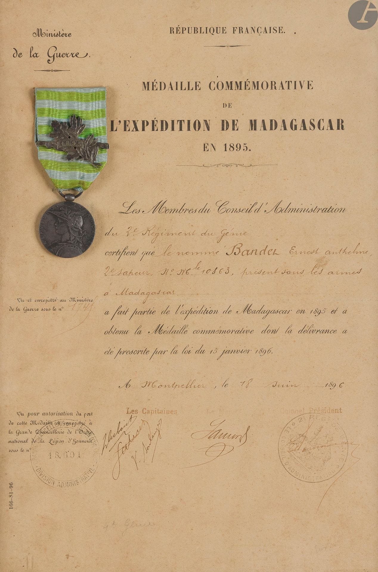 FRANCE 
MÉDAILLE DE MADAGASCAR (1895) 
Médaille en argent. Ruban à agrafe « 1895 ».
Présenté avec son brevet au nom d’Ernest Bandet du 2e sapeur. 
Encadré sous verre. 
T.T.B.