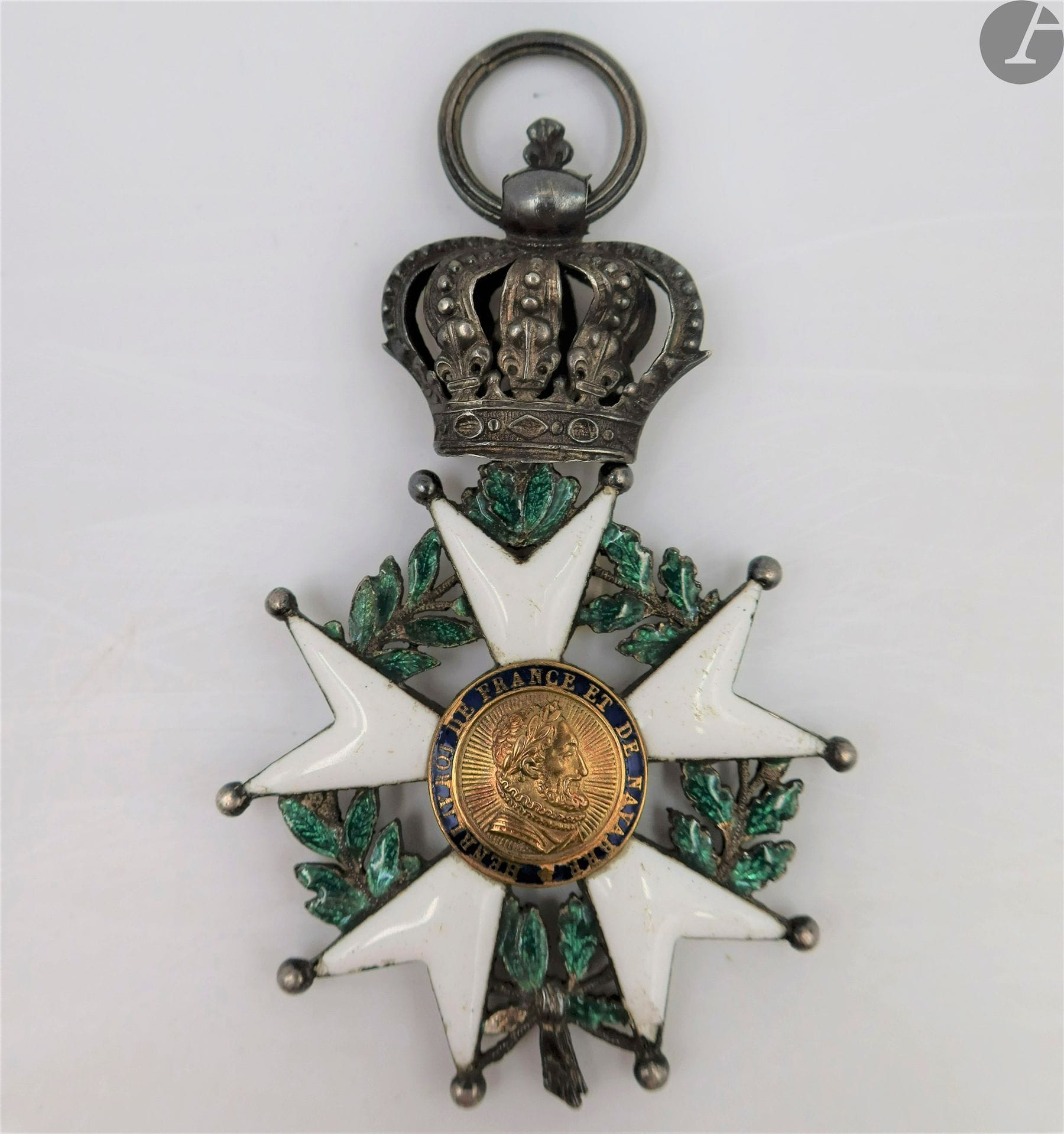 FRANCE
ORDRE DE LA LÉGION D’HONNEUR, institué en 1802.
Étoile de chevalier d’époque Restauration.
En argent, centres en or émaillé
(petits éclats et coups à la couronne)
67 x 43 mm - Poids brut : 19 g
B. à T.B.