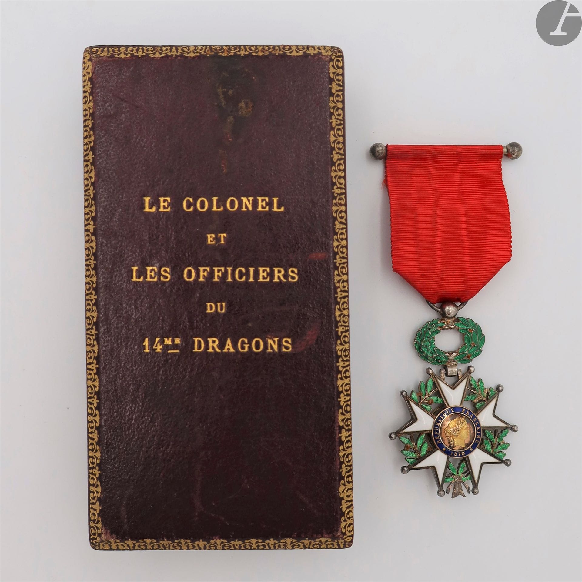 FRANCE 
ORDRE DE LA LÉGION D’HONNEUR, institué en 1802. 
Étoile de chevalier de la Légion d’honneur, modèle de luxe, d’époque IIIe République, à filets. Centre en trois parties. 
En argent, vermeil et or. Ruban. Dans son écrin marqué « le colonel et les officiers du 14e dragons ».
60 x 42 mm - Poids brut : 29,3 g
T.T.B.