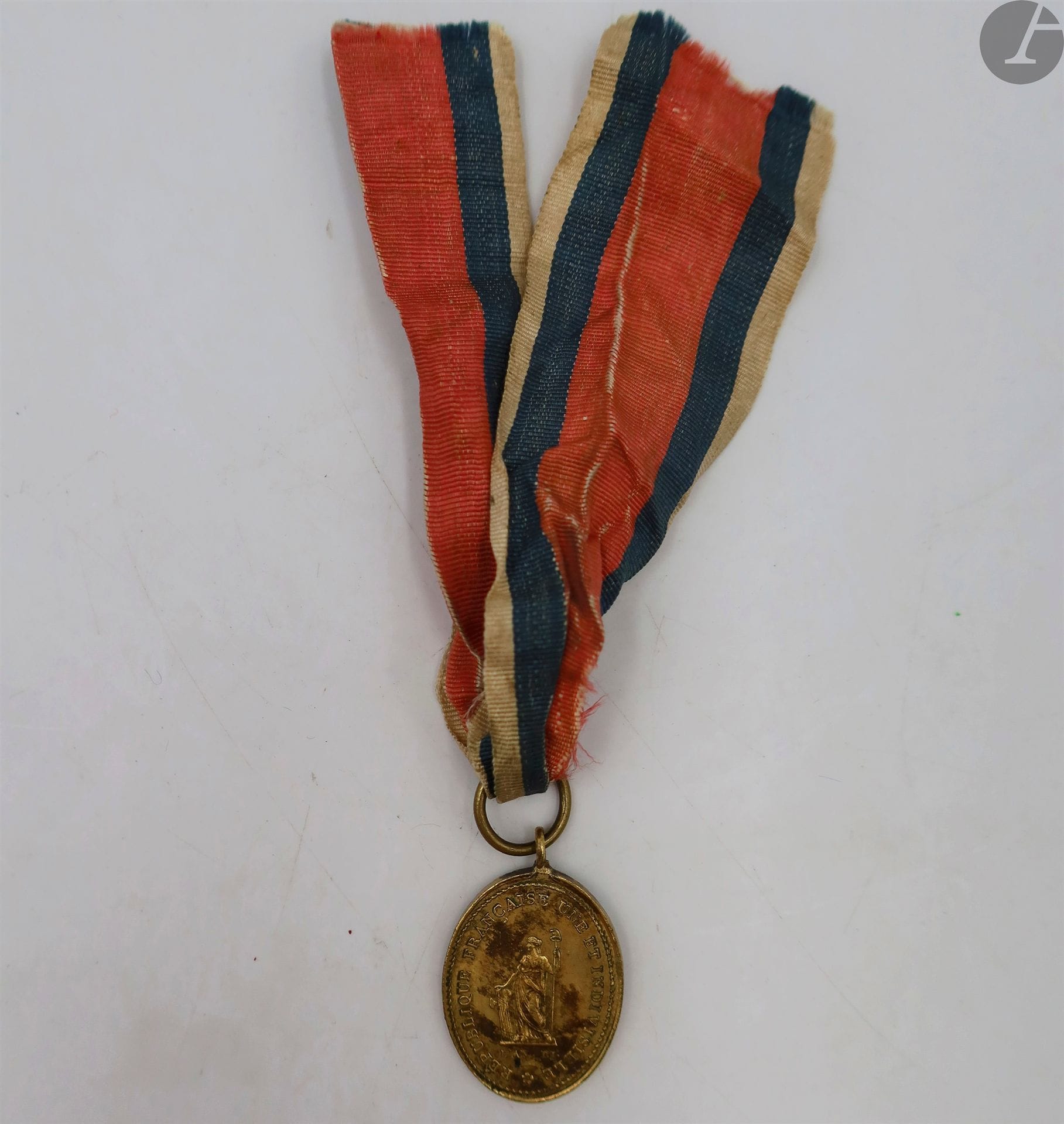 FRANCE 
Médaille du Pacte fédératif (1790) par Maurisset.
En bronze doré. Avers à la République une et indivisible. 
Ruban d’époque tricolore. 
29 x 22 mm
T.T.B. Époque révolutionnaire.