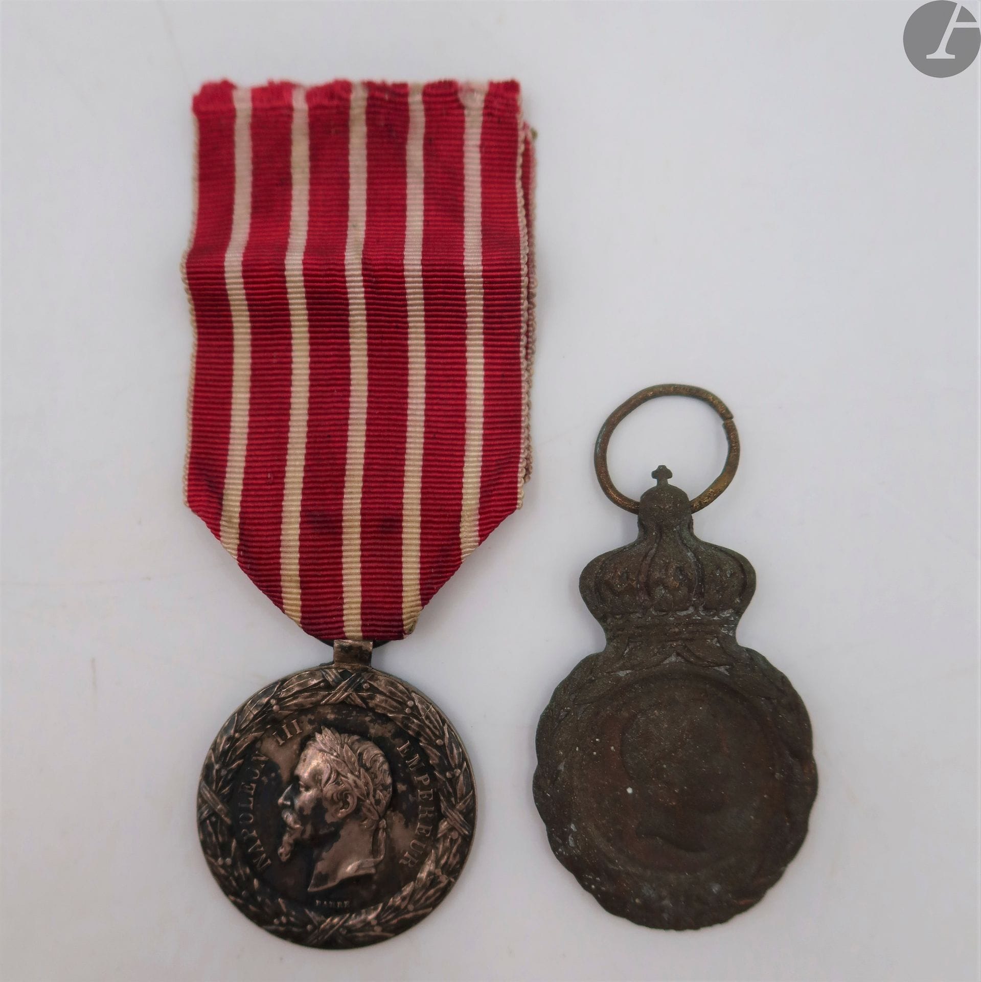 FRANCE 
MÉDAILLE DE SAINTE-HÉLÈNE (1857) 
Médaille de la campagne d’italie (1859)
Deux décorations d’époque Second Empire : 
- médaille de la Campagne d’Italie par Barre. En argent. Ruban ancien. 29 mm - Poids brut : 16,6 g
- médaille de Sainte-Hélène. Fortement oxydée.
T.T.B. et A.B.