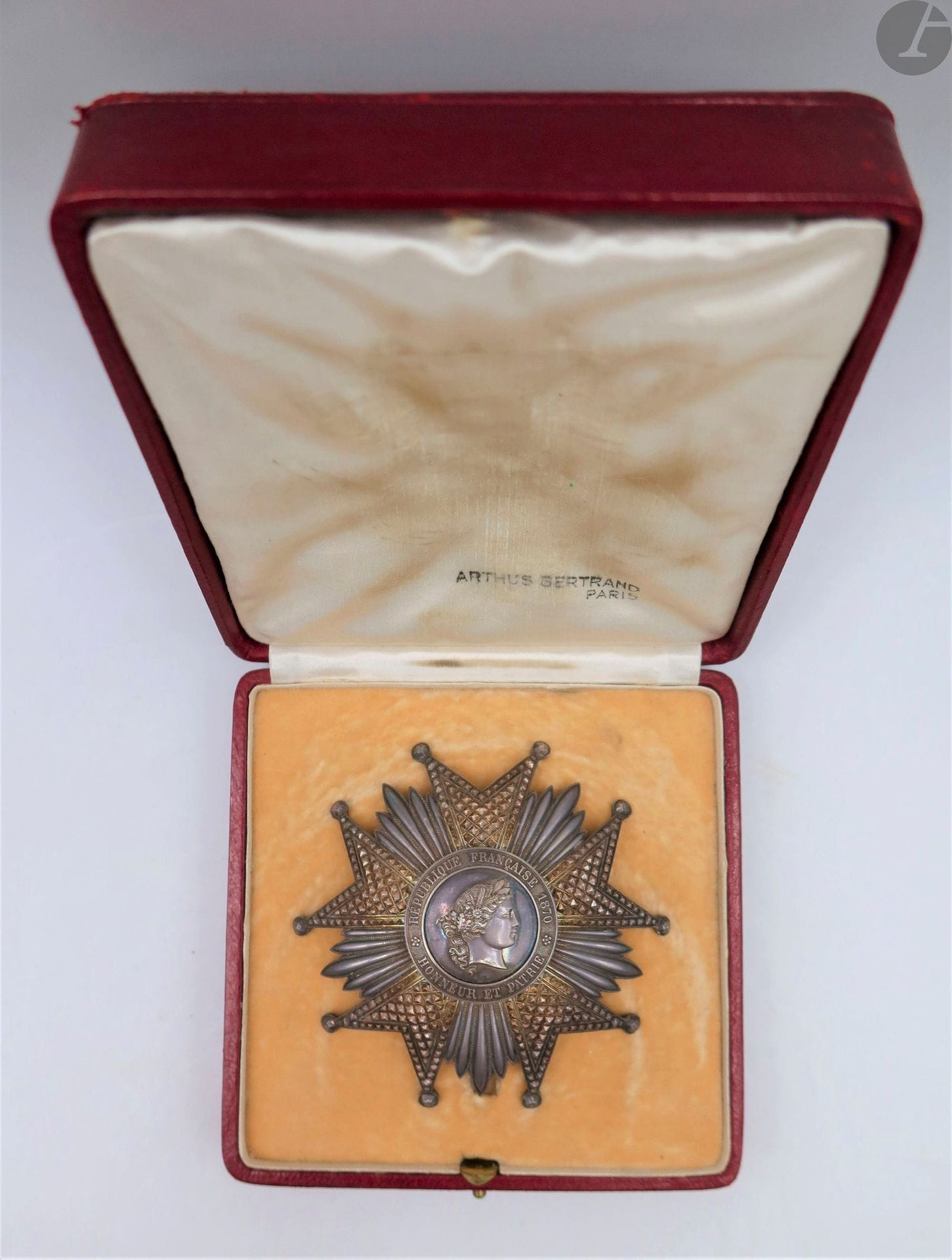 FRANCE 
ORDRE DE LA LÉGION D’HONNEUR, institué en 1802.
Plaque de grand-croix d’époque IIIe République. 
En argent, en partie travaillée à pointes de diamant. Centre en trois parties. Revers à attache basculante et deux crochets. Poinçon tête de sanglier et d’orfèvre Arthus Bertrand. 
94 mm - Poids brut : 102,8 g
Dans son écrin de la Maison Arthus Bertrand, recouvert de maroquin rouge, marqué à l’or « R.F. ».
T.T.B. à SUP.