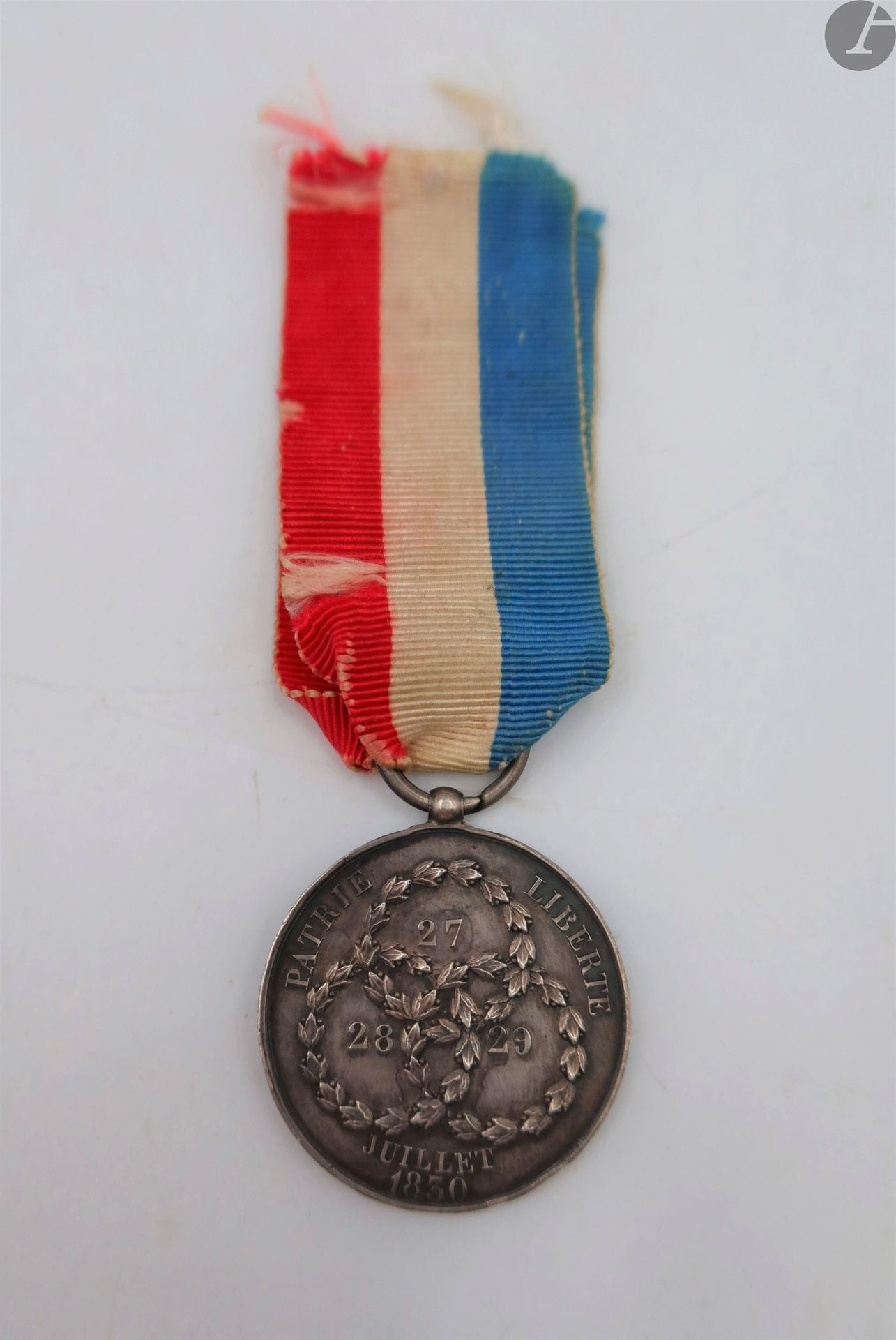 FRANCE 
MÉDAILLE DE JUILLET (1831)
Médaille en argent, gravée sur la tranche (petits coups) « donné par le roi des français ». Ruban tricolore d’origine. Anneau double. 
32 mm - Poids net : 15 g
T.B. à T.T.B. 
La médaille fut remise à 3 763 titulaires pour récompenser « les citoyens qui accomplirent des actes de courage durant ces journées, mais dont le dévouement à la cause de la Liberté ne justifiait pas l’attribution de la Croix de Juillet ».