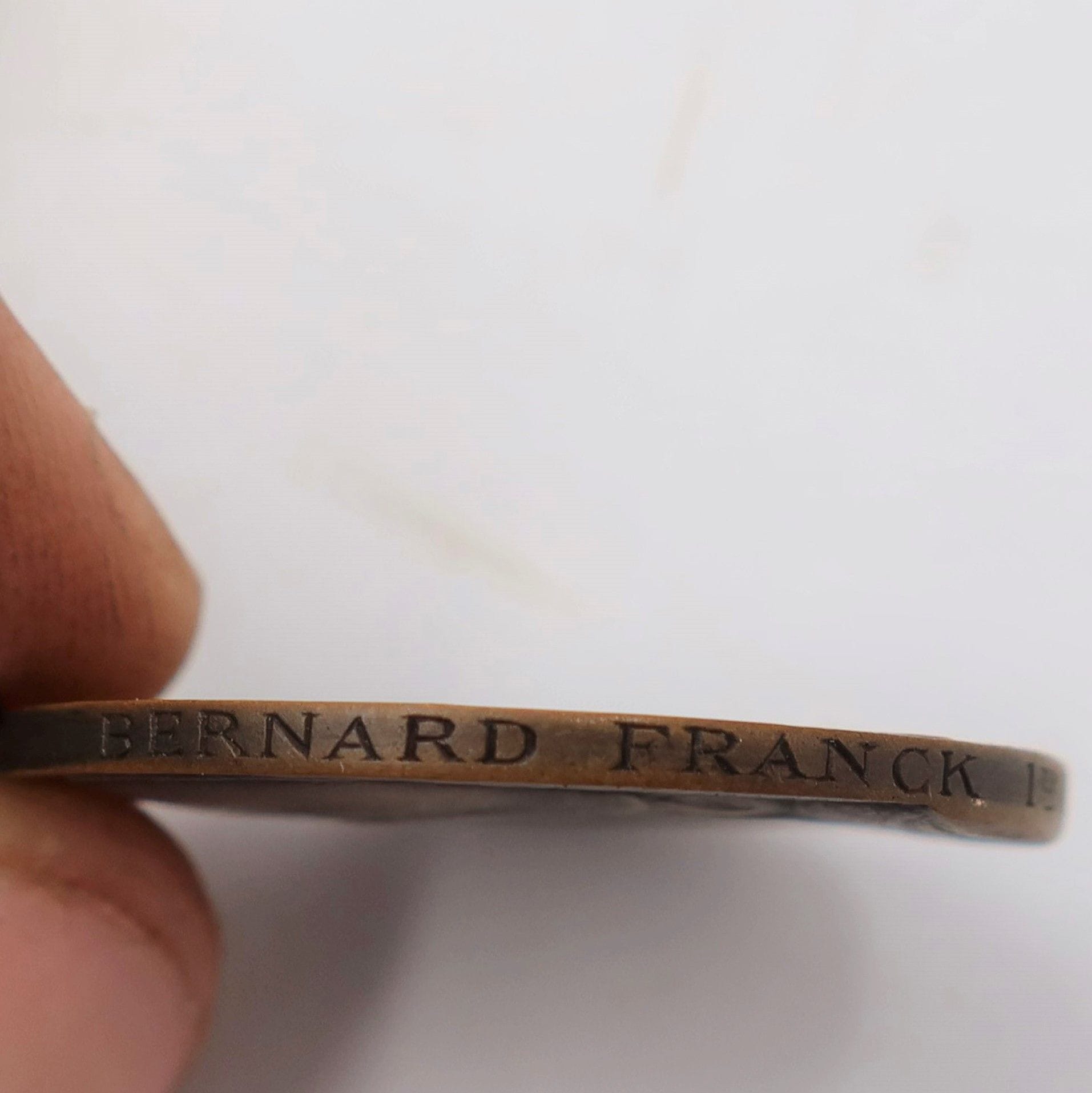 FRANCE 
MÉDAILLE COMMÉMORATIVE DE LA GUERRE DE 1870. 
Médaille de petit module attribuée au célèbre collectionneur Bernard FRANCK  
En bronze finement gravée sur la tranche « bernard franck 1er regt de zouaves 24 aout 1870 »
29 mm
T.T.B.

 Bernard FRANCK (1848-1924) Grand patriote, il s’était illustré pendant la guerre de 1870 comme volontaire au premier régiment de zouaves. Il avait ensuite repris la fabrique familiale d’équipement militaire. Sa célébrité de nos jours est due à l’immense collection de souvenirs napoléoniens et militaires qu’il entreposait dans son appartement de la rue du Château d’eau.