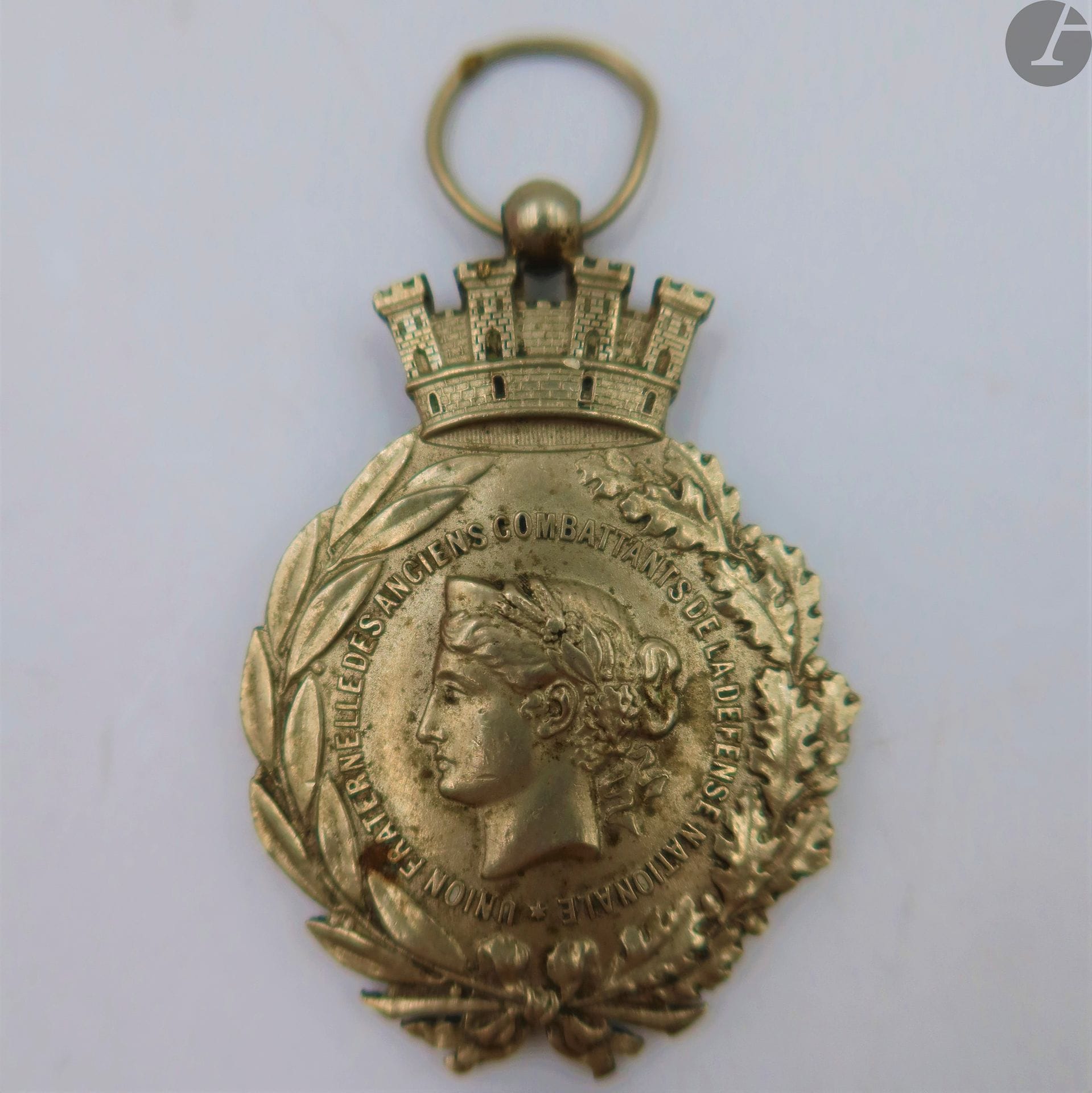 FRANCE
INSIGNE DE MEMBRE DE L’UNION FRATERNELLE DES ANCIENS COMBATTANTS DE LA DÉFENSE NATIONALE (1870-1871).
En métal argenté. Non attribué. Sans ruban. 
48 x 32 mm
T.T.B.