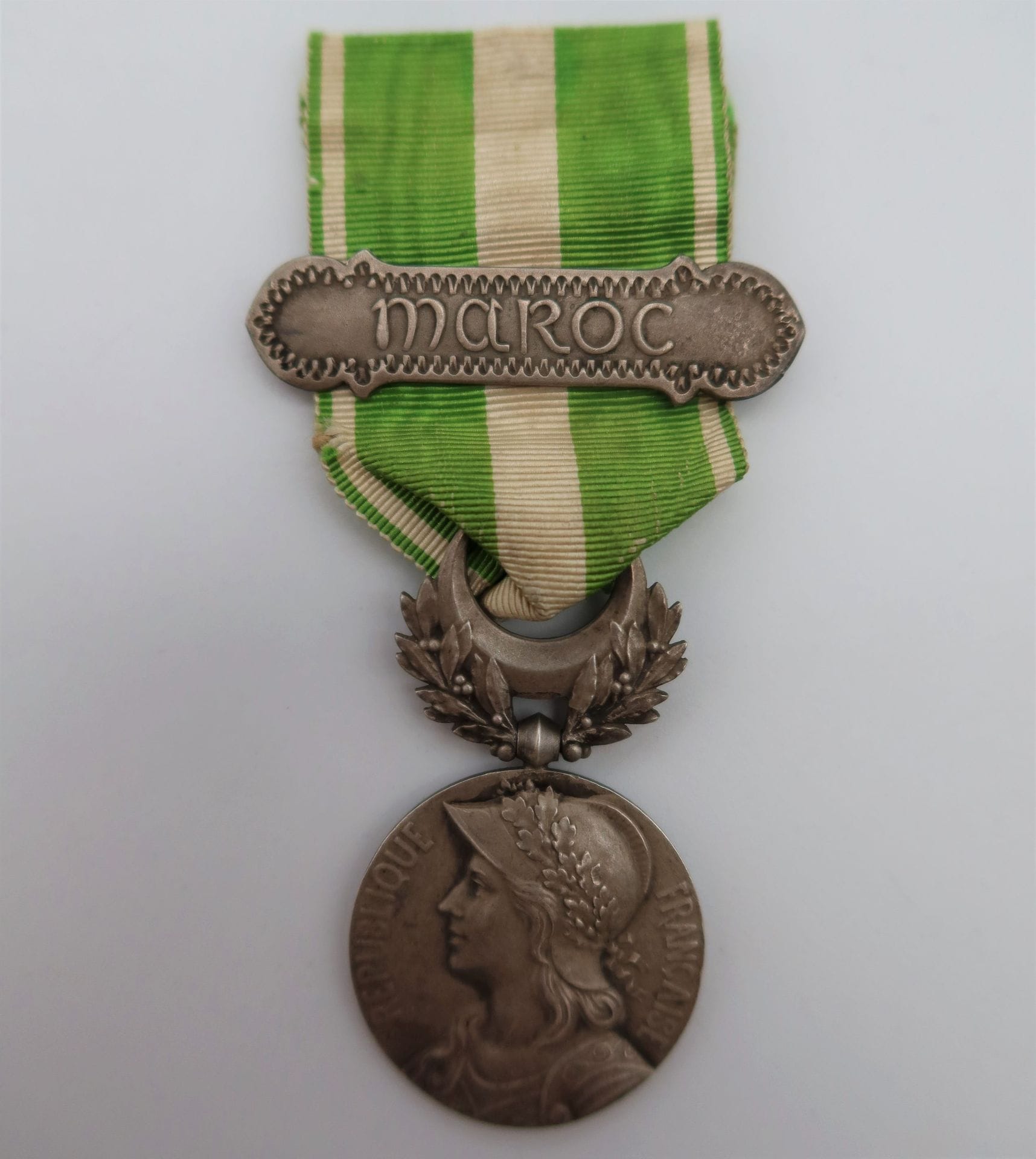
FRANCE 
 MÉDAILLE DU MAROC (1909) 
 Médaille par Lemaire. En argent, poinçon de la Monnaie. Ruban à agrafe « MAROC ». 
 48 x 28 mm - Poids brut : 20 g
 T.T.B.