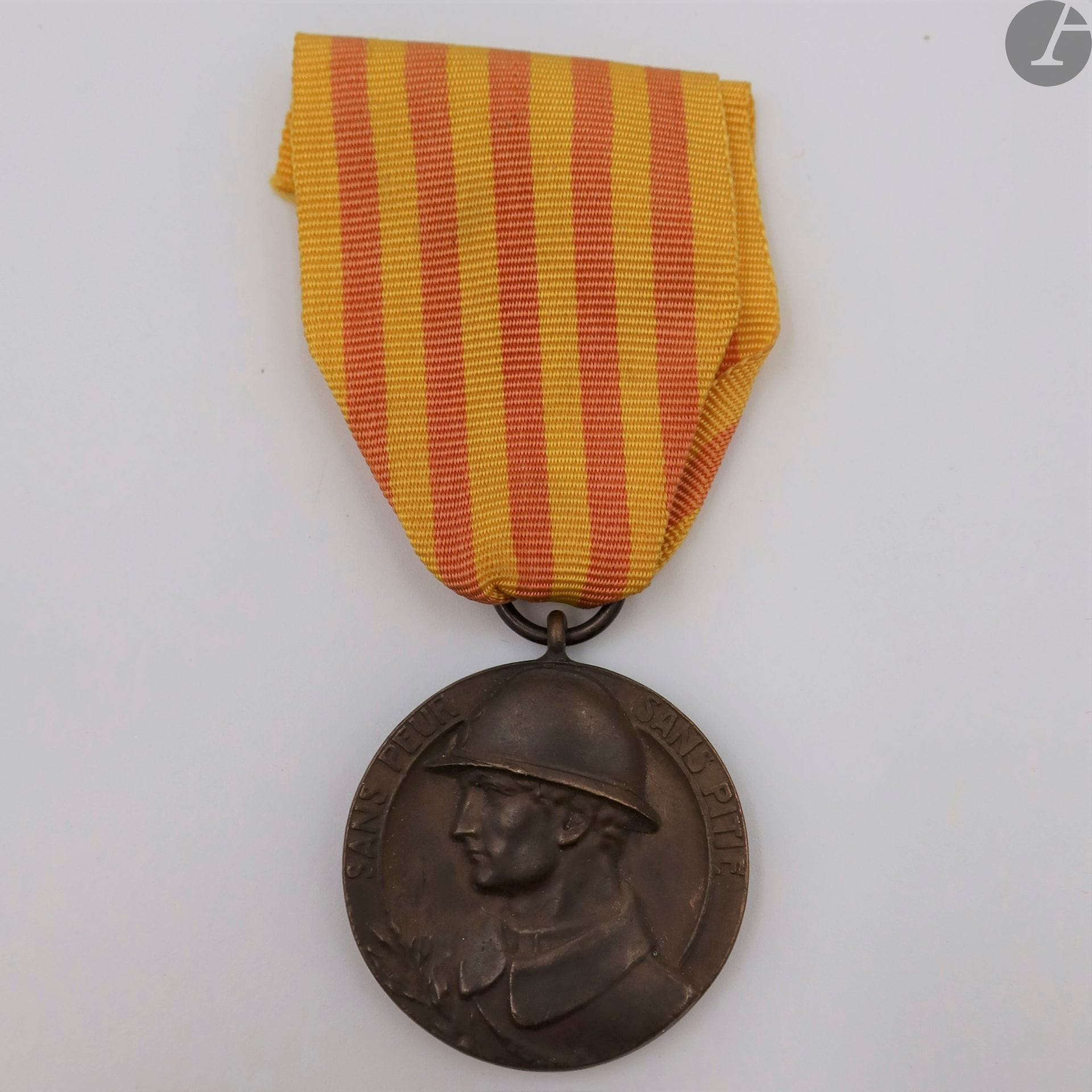 FRANCE-CATALOGNE
MÉDAILLE DES VOLONTAIRES CATALANS. 
En bronze, bélière à anneau. Ruban aux couleurs catalanes. 
31 mm
T.T.B. à SUP.