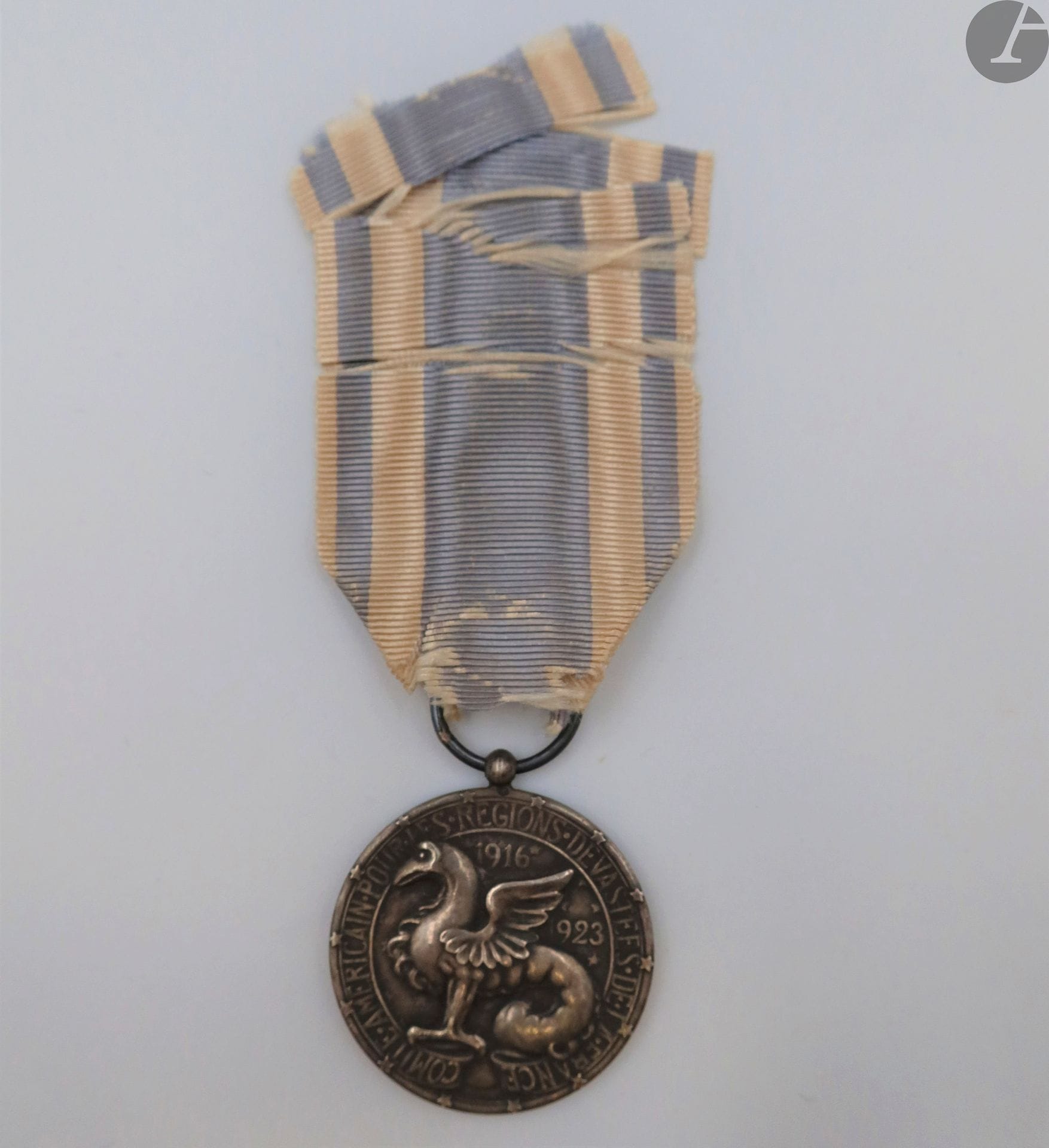 FRANCE – USA 
MÉDAILLE DU COMITÉ AMÉRICAIN POUR LES RÉGIONS DÉVASTÉES DE LA FRANCE, par Spicer Simson. 
En argent. Poinçon tête de sanglier. 
29 mm - Poids net : 12,5 g
Ruban ancien (usures). 
T.T.B.