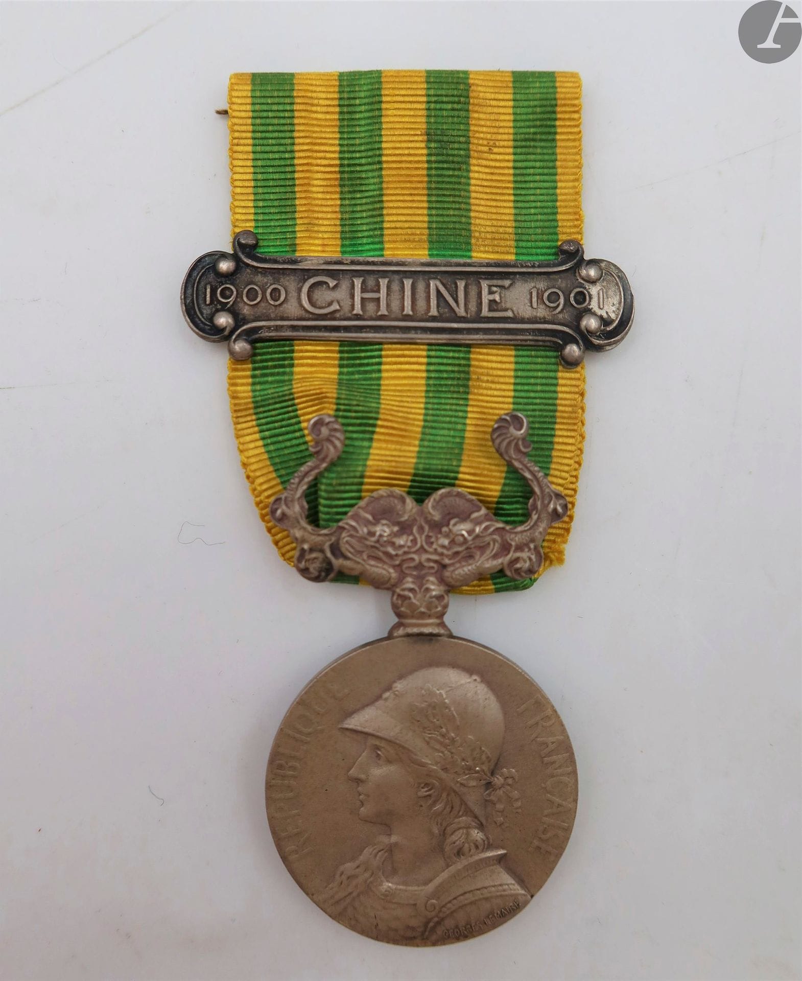 FRANCE 
MÉDAILLE DE CHINE (1900-1901) 
Par Lemaire. En argent. Poinçon de la Monnaie sur la tranche. Ruban à agrafe en argent « 1900-Chine-1901 ».
49 x 28 mm - Poids net : 16 g
Avec un brevet de la médaille au nom de Louis MONNET, matelot sur « Le Redoutable ». Encadré sous verre. 
T.T.B.