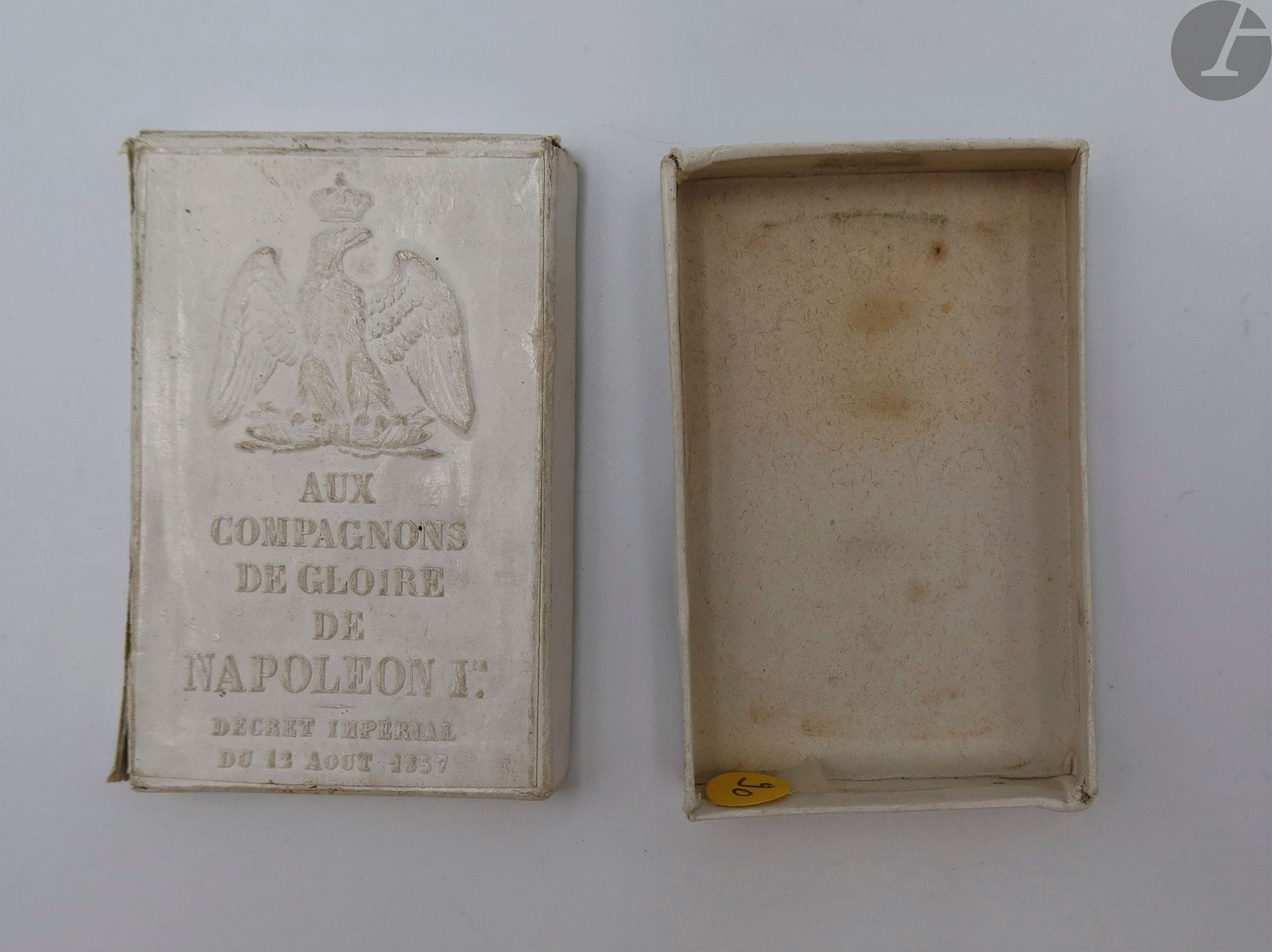 FRANCE 
MÉDAILLE DE SAINTE-HÉLÈNE (1857) 
Boîte pour médaille en carton gaufré. 
62 x 40 mm
A.B.E.